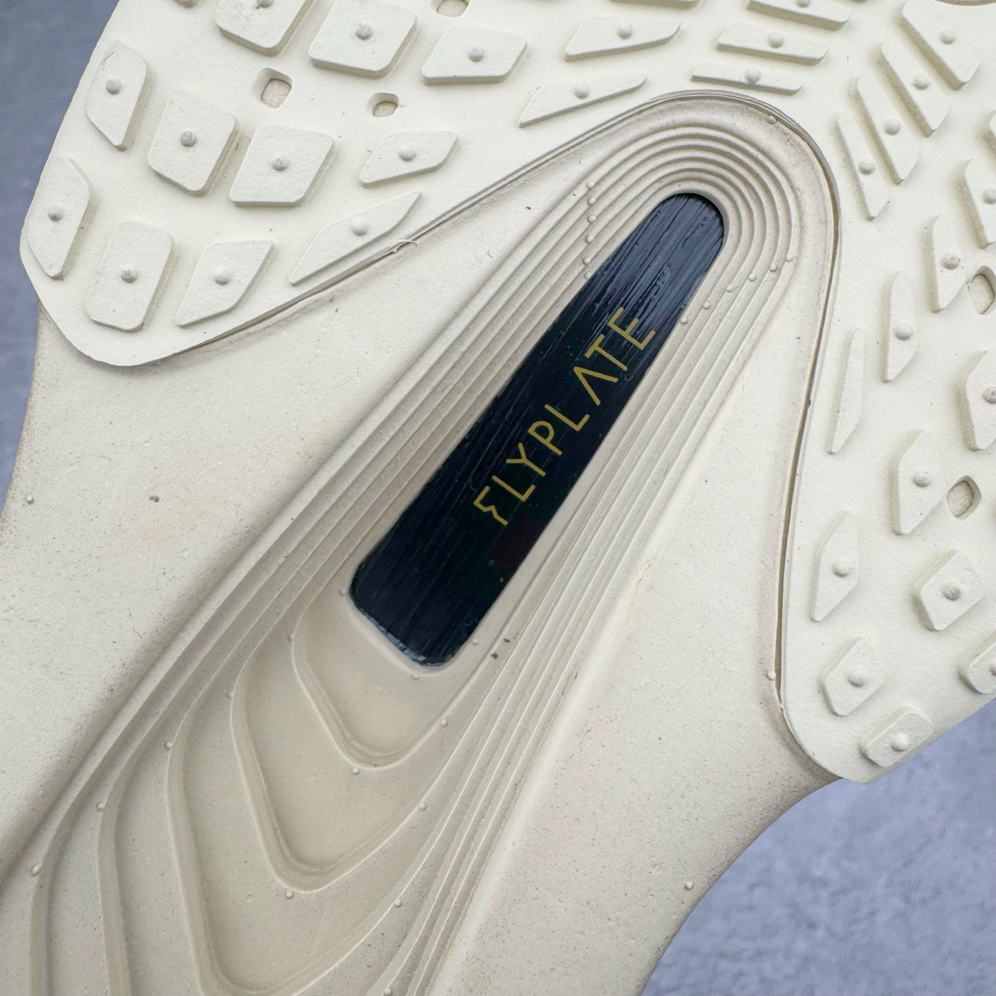 图片[22]-＃TG纯原 NK ZoomX Invincible Run Flyknit 6 轻量跑鞋 飞织低帮休闲运动慢跑鞋 厚底增高 老爹鞋 此鞋专为短跑运动员而生 是为 5 至 10 公里距离的赛事和训练打造 整体设计采用流线型的轻质工程网眼材质构成鞋面 并与其他 Running 旗舰鞋款同样搭载全脚掌 ZoomX 缓冲中底 搭配 Pebax 物料与橡胶外底 ZoomX StreakFly 首发配色以Prototype呈现 其灵感是来自开发期间的磨损测试 透过编号的标记与内侧的预期跑步距离突出研发过程 货号： HV4366-072 尺码：36 36.5 37.5 38 38.5 39 40 40.5 41 42 42.5 43 44 45-选品中心