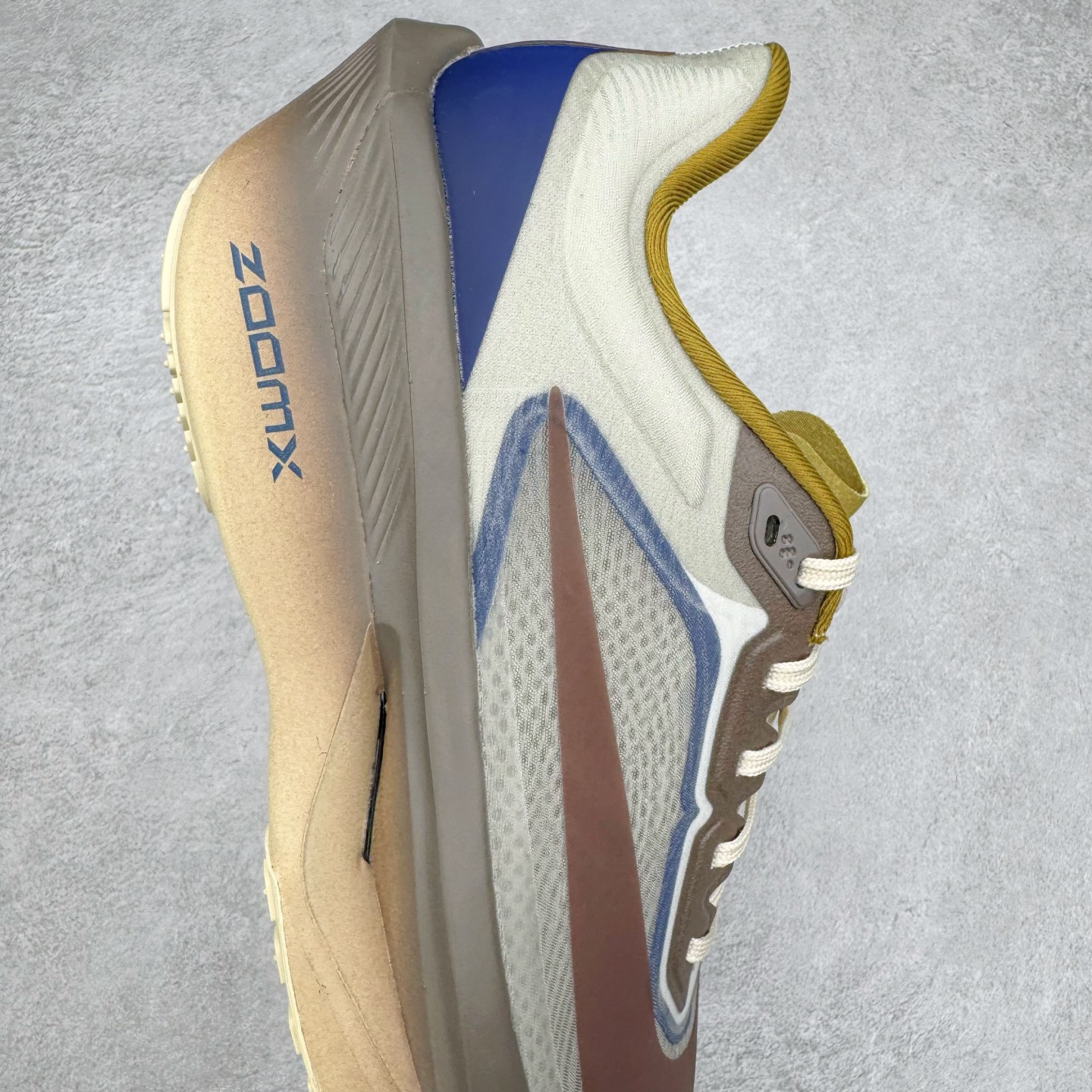 图片[6]-＃TG纯原 NK ZoomX Invincible Run Flyknit 6 轻量跑鞋 飞织低帮休闲运动慢跑鞋 厚底增高 老爹鞋 此鞋专为短跑运动员而生 是为 5 至 10 公里距离的赛事和训练打造 整体设计采用流线型的轻质工程网眼材质构成鞋面 并与其他 Running 旗舰鞋款同样搭载全脚掌 ZoomX 缓冲中底 搭配 Pebax 物料与橡胶外底 ZoomX StreakFly 首发配色以Prototype呈现 其灵感是来自开发期间的磨损测试 透过编号的标记与内侧的预期跑步距离突出研发过程 货号： HV4366-072 尺码：36 36.5 37.5 38 38.5 39 40 40.5 41 42 42.5 43 44 45-选品中心