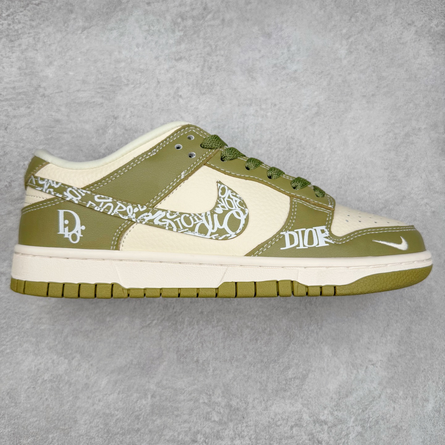 NK Dunk Low 定制配色 KK1333-044 大厂出品 极力推荐 原装头层材料 独家版型蒸餾加工帶來的是更好的视觉和脚感体验大厂纯原品质出货 清洁度 电绣工艺 皮料切割干净无任何毛边 细节完美 实拍调校N版已经零色差零失真 百分百还原实物色彩所见即所得 不存在货不对板色差等低级问题 选购参考实物拍摄 不混卖不参货 只用心做好货严格选品 承诺混一赔十 尺码：36 36.5 37.5 38 38.5 39 40 40.5 41 42 42.5 43 44 44.5 45-选品中心