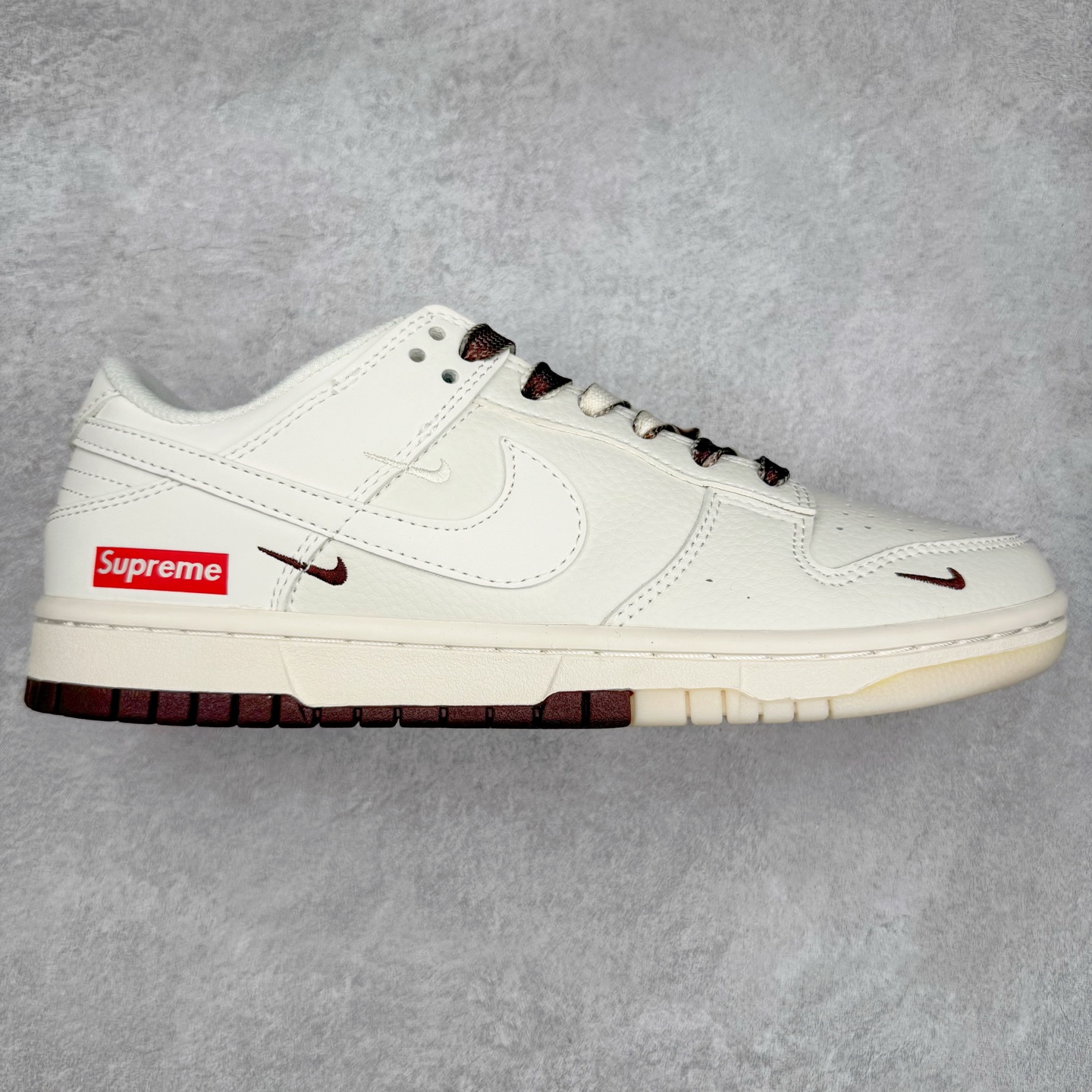 NK Dunk Low 定制配色 BB8657-106 大厂出品 极力推荐 原装头层材料 独家版型蒸餾加工帶來的是更好的视觉和脚感体验大厂纯原品质出货 清洁度 电绣工艺 皮料切割干净无任何毛边 细节完美 实拍调校N版已经零色差零失真 百分百还原实物色彩所见即所得 不存在货不对板色差等低级问题 选购参考实物拍摄 不混卖不参货 只用心做好货严格选品 承诺混一赔十 尺码：36 36.5 37.5 38 38.5 39 40 40.5 41 42 42.5 43 44 44.5 45-选品中心