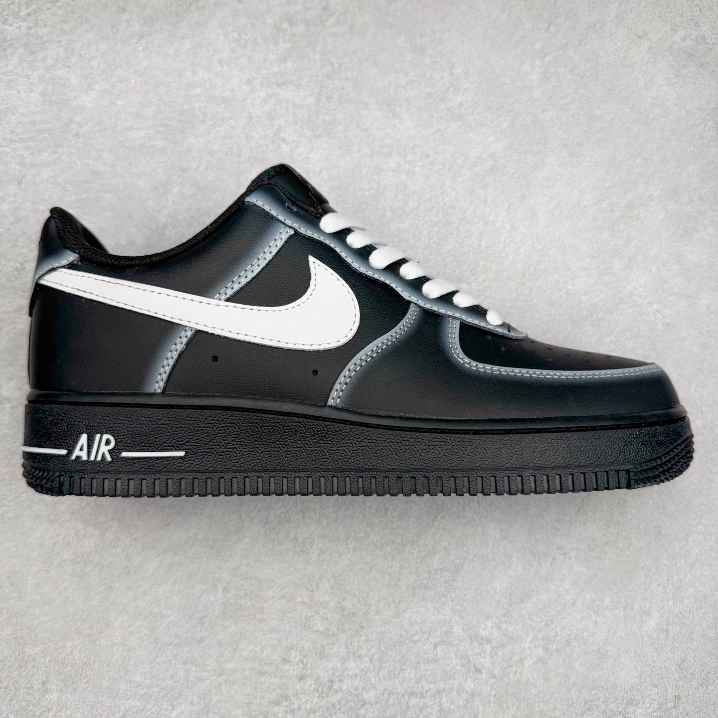 NK Air Force 1´07 Low 空军一号低帮百搭休闲运动板鞋 DD8959-001 柔软、弹性十足的缓震性能和出色的中底设计 横跨复古与现代的外型结合 造就出风靡全球 三十多年的Force 1 直到今天还深受青睐 实拍调校N版已经零色差零失真 百分百还原实物色彩所见即所得 不存在货不对板色差等低级问题 选购参考实物拍摄 不混卖不参货 只用心做好货严格选品 承诺混一赔十 尺码：36 36.5 37.5 38 38.5 39 40 40.5 41 42 42.5 43 44 44.5 45-选品中心