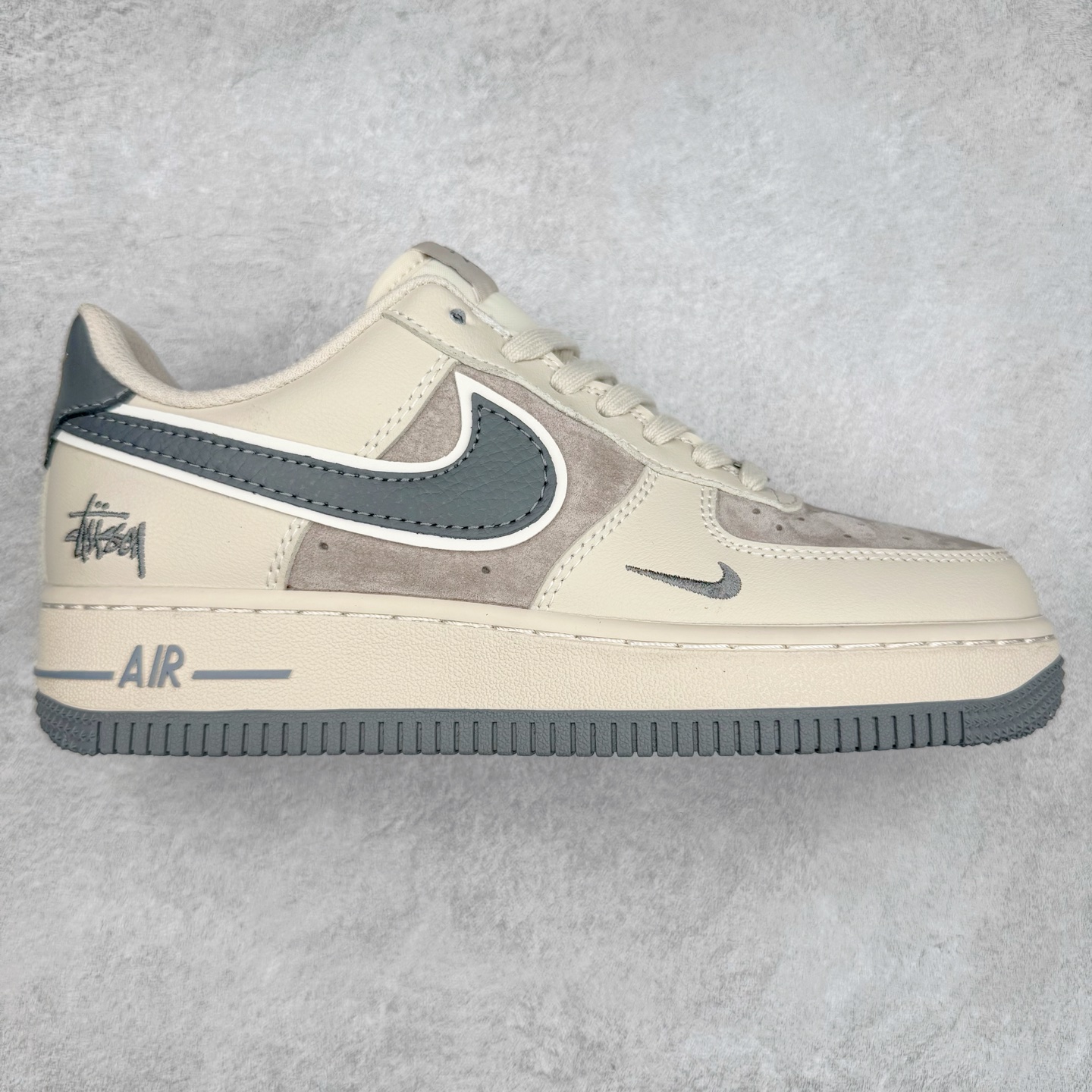 NK Air Force 1´07 Low 空军一号低帮百搭休闲运动板鞋 XX3168-126 柔软、弹性十足的缓震性能和出色的中底设计 横跨复古与现代的外型结合 造就出风靡全球 三十多年的Force 1 直到今天还深受青睐 实拍调校N版已经零色差零失真 百分百还原实物色彩所见即所得 不存在货不对板色差等低级问题 选购参考实物拍摄 不混卖不参货 只用心做好货严格选品 承诺混一赔十 尺码：36 36.5 37.5 38 38.5 39 40 40.5 41 42 42.5 43 44 44.5 45-选品中心