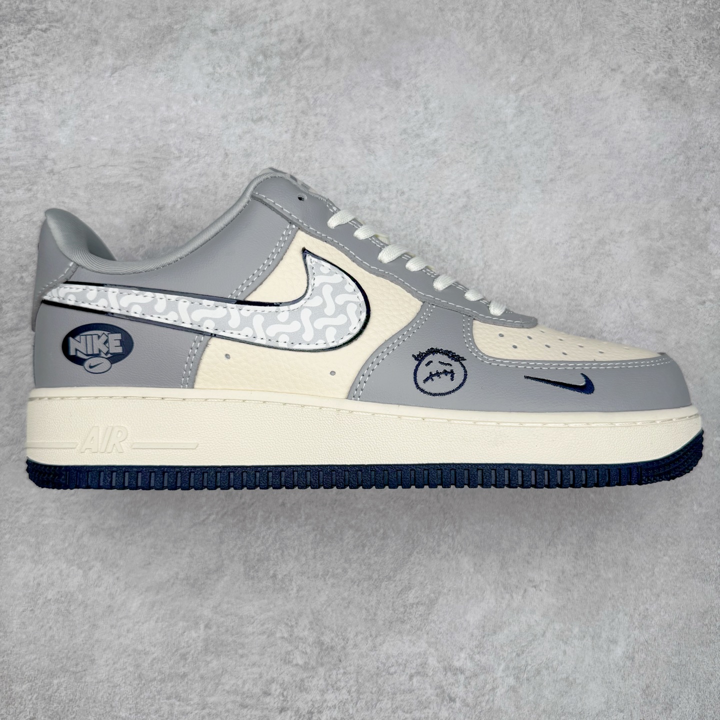 NK Air Force 1´07 Low 空军一号低帮百搭休闲运动板鞋 DM6868-061 柔软、弹性十足的缓震性能和出色的中底设计 横跨复古与现代的外型结合 造就出风靡全球 三十多年的Force 1 直到今天还深受青睐 实拍调校N版已经零色差零失真 百分百还原实物色彩所见即所得 不存在货不对板色差等低级问题 选购参考实物拍摄 不混卖不参货 只用心做好货严格选品 承诺混一赔十 尺码：36 36.5 37.5 38 38.5 39 40 40.5 41 42 42.5 43 44 44.5 45-选品中心