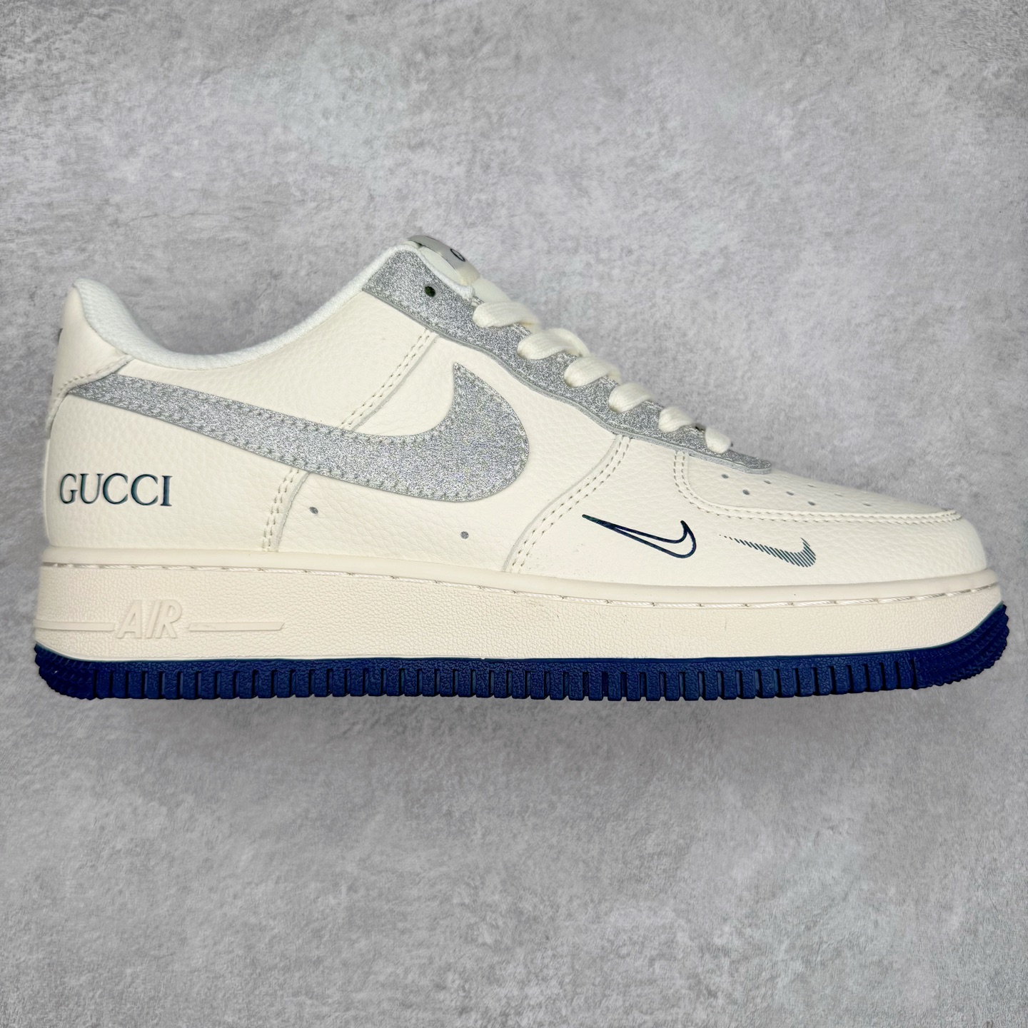 NK Air Force 1´07 Low 空军一号低帮百搭休闲运动板鞋 XS1958-546 柔软、弹性十足的缓震性能和出色的中底设计 横跨复古与现代的外型结合 造就出风靡全球 三十多年的Force 1 直到今天还深受青睐 实拍调校N版已经零色差零失真 百分百还原实物色彩所见即所得 不存在货不对板色差等低级问题 选购参考实物拍摄 不混卖不参货 只用心做好货严格选品 承诺混一赔十 尺码：36 36.5 37.5 38 38.5 39 40 40.5 41 42 42.5 43 44 44.5 45-选品中心