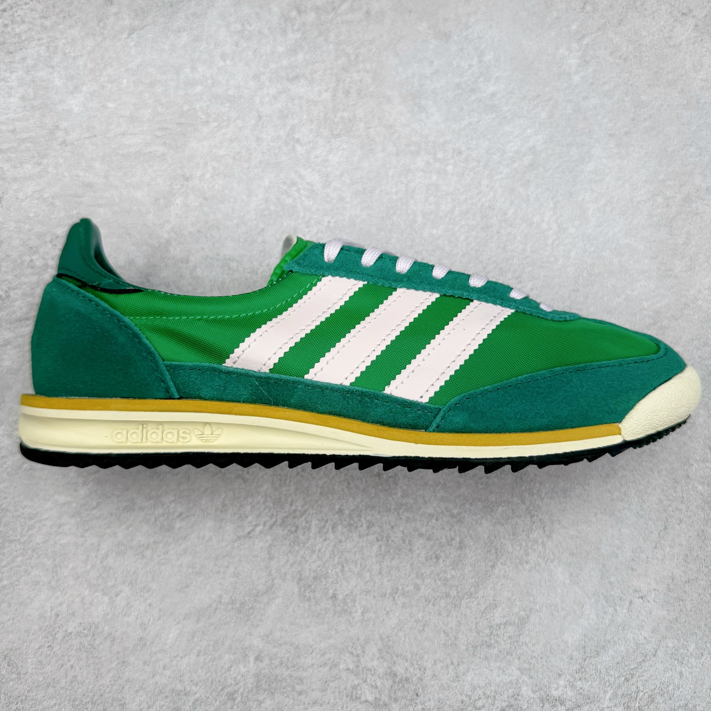 ＃福利特价 AD Wmns SL72 OG 系列德训足球风百搭低帮休闲运动板鞋 采用高弹EVA+MODEL+RB三层组合底 区别市面RB一体大底 三层组合鞋底重量与原鞋一致 Originals 将有「T 头鞋」造型的诞生于 1972 年的 SL72 鞋款复刻带回 各位买鞋又有新选择了 1972 年 SL72 问世后 引领了后来阿迪达斯的跑鞋发展方向 其中「SL」代表了 Super Light 彰显了产品轻便的特性 1972 年 SL72 问世后 引领了后来阿迪达斯的跑鞋发展方向 其中「SL」代表了 Super Light 彰显了产品轻便的特性 这次 Originals 延续其轻质经典的基因 带来男女两款 SL72 男生款带来 SL72 RS 鞋型 RS 意为 Reshaped（重塑）鞋款在保留了经典的外观基础上 在尼龙材质里增加了填充物 使鞋型更加挺立和饱满 鞋头则更加圆润 鞋底的 EVA 材质则增加了鞋款的高度 女生款则带来 SL72 OG W 鞋型 OG 顾名思义则是致敬经典款式 相较于 RS（Reshaped）鞋款 鞋身更加纤细 其整体鞋身轮廓、线条、细节、材质上尊崇 70 年代 SL72 的设计 还原经典味道 尺码：36 36⅔ 37⅓ 38 38⅔ 39⅓ 40 40⅔ 41⅓ 42 42⅔ 43⅓ 44 44⅔ 45-选品中心