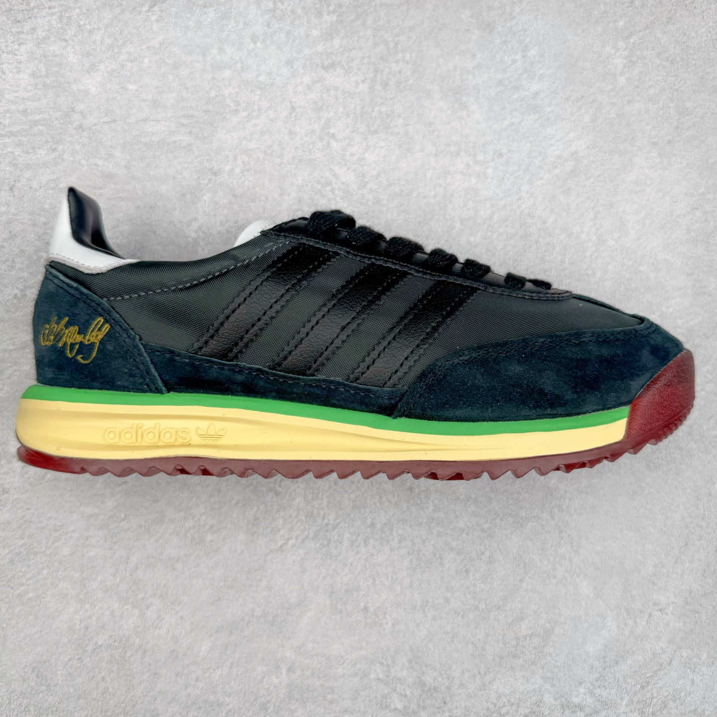 ＃福利特价 AD Wmns SL72 OG 系列德训足球风百搭低帮休闲运动板鞋 采用高弹EVA+MODEL+RB三层组合底 区别市面RB一体大底 三层组合鞋底重量与原鞋一致 Originals 将有「T 头鞋」造型的诞生于 1972 年的 SL72 鞋款复刻带回 各位买鞋又有新选择了 1972 年 SL72 问世后 引领了后来阿迪达斯的跑鞋发展方向 其中「SL」代表了 Super Light 彰显了产品轻便的特性 1972 年 SL72 问世后 引领了后来阿迪达斯的跑鞋发展方向 其中「SL」代表了 Super Light 彰显了产品轻便的特性 这次 Originals 延续其轻质经典的基因 带来男女两款 SL72 男生款带来 SL72 RS 鞋型 RS 意为 Reshaped（重塑）鞋款在保留了经典的外观基础上 在尼龙材质里增加了填充物 使鞋型更加挺立和饱满 鞋头则更加圆润 鞋底的 EVA 材质则增加了鞋款的高度 女生款则带来 SL72 OG W 鞋型 OG 顾名思义则是致敬经典款式 相较于 RS（Reshaped）鞋款 鞋身更加纤细 其整体鞋身轮廓、线条、细节、材质上尊崇 70 年代 SL72 的设计 还原经典味道 尺码：36 36⅔ 37⅓ 38 38⅔ 39⅓ 40 40⅔ 41⅓ 42 42⅔ 43⅓ 44 44⅔ 45-选品中心