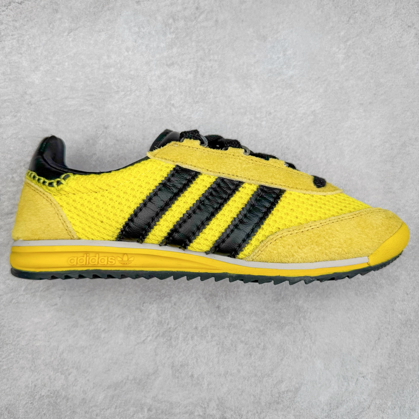 ＃福利特价 AD Wmns SL72 OG 系列德训足球风百搭低帮休闲运动板鞋 采用高弹EVA+MODEL+RB三层组合底 区别市面RB一体大底 三层组合鞋底重量与原鞋一致 Originals 将有「T 头鞋」造型的诞生于 1972 年的 SL72 鞋款复刻带回 各位买鞋又有新选择了 1972 年 SL72 问世后 引领了后来阿迪达斯的跑鞋发展方向 其中「SL」代表了 Super Light 彰显了产品轻便的特性 1972 年 SL72 问世后 引领了后来阿迪达斯的跑鞋发展方向 其中「SL」代表了 Super Light 彰显了产品轻便的特性 这次 Originals 延续其轻质经典的基因 带来男女两款 SL72 男生款带来 SL72 RS 鞋型 RS 意为 Reshaped（重塑）鞋款在保留了经典的外观基础上 在尼龙材质里增加了填充物 使鞋型更加挺立和饱满 鞋头则更加圆润 鞋底的 EVA 材质则增加了鞋款的高度 女生款则带来 SL72 OG W 鞋型 OG 顾名思义则是致敬经典款式 相较于 RS（Reshaped）鞋款 鞋身更加纤细 其整体鞋身轮廓、线条、细节、材质上尊崇 70 年代 SL72 的设计 还原经典味道 尺码：36 36⅔ 37⅓ 38 38⅔ 39⅓ 40 40⅔ 41⅓ 42 42⅔ 43⅓ 44 44⅔ 45-选品中心