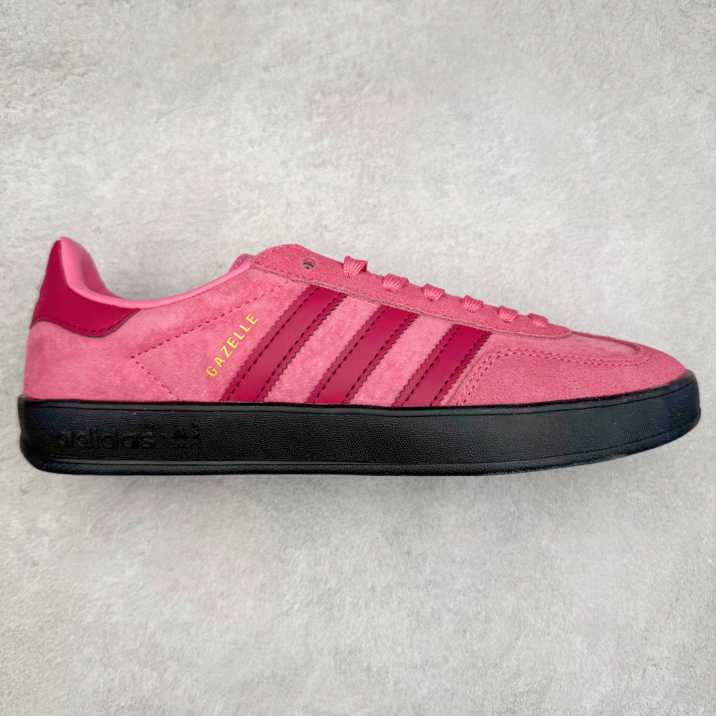 AD Gazelle Indoor Trainers 羚羊内训系列低帮复古百搭休闲运动德训风板鞋 JI2585 90年代经典的复刻版！自60年代以足球训练鞋面世以来,Gazelle就以其经典设计席卷全球。1991年版本的复刻,再造经典Gazelle。采用皮革打造,搭配浊色细节,让这款经典更加简约。尺码：36 36⅔ 37⅓ 38 38⅔ 39⅓ 40 40⅔ 41⅓ 42 42⅔ 43⅓ 44⅓ 44⅔ 45-选品中心