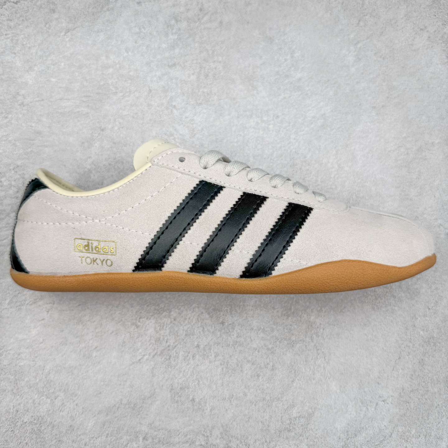 AD Originals Tokyo 东京限定系列复古百搭薄底德训风低帮休闲运动T头鞋 JI0182 ORIGINALS 挖掘复古运动基因，文 将经典与现代完美融合，推出薄底鞋系列，引起潮流趋势。此次COSTS带来的是ADIDAS ORIGINALS TOKYO系列黑白两款百搭配色，鞋款鞋面舒适贴合脚面， 同时采用柔软材质，穿着轻便舒适；中底缓震性能，鞋底有一定弹性，日常穿搭舒适且防滑。尺码：35⅔ 36 36⅔ 37⅓ 38 38⅔ 39⅓ 40 40⅔ 41⅓ 42 42⅔ 43⅓ 44 45-选品中心
