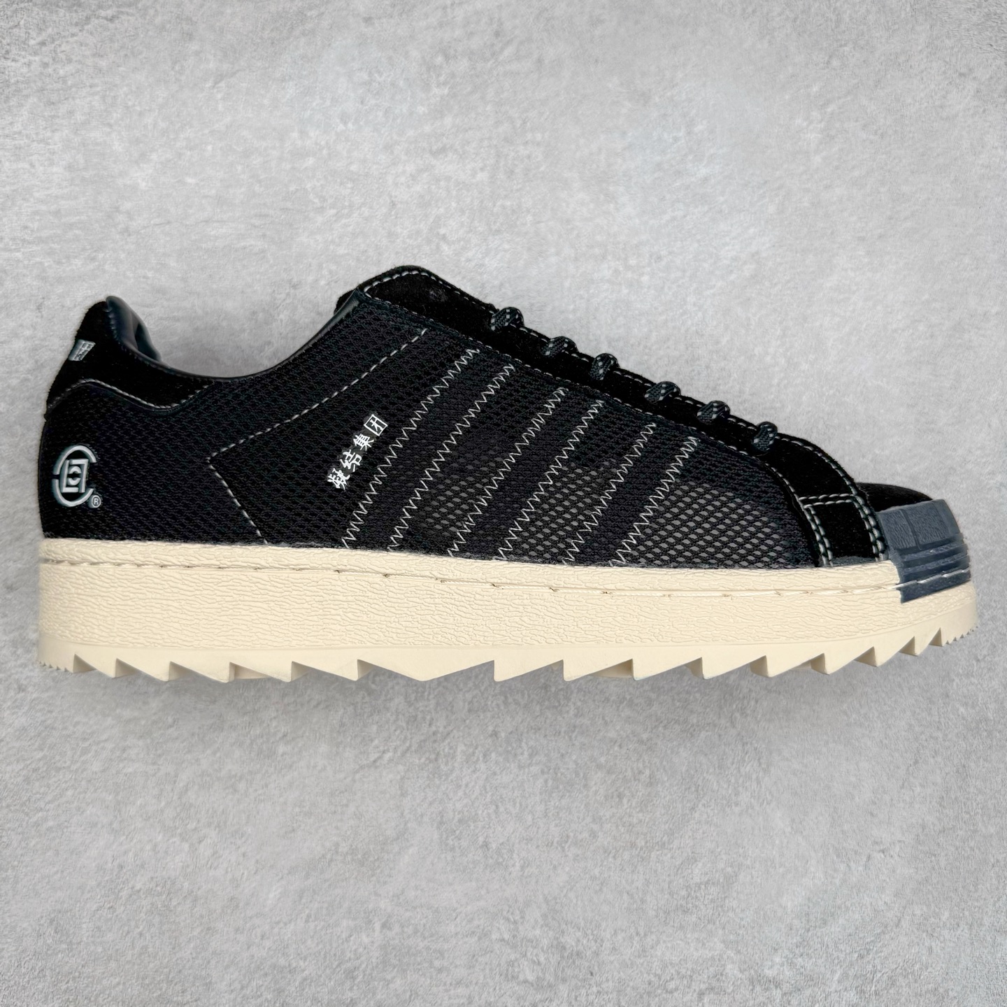 NBHD/NEIGHBORHOOD x CLOT x Adidas Originals Superstar PNS 贝壳头联名 锯齿底系列低帮百搭休闲运动板鞋 IE8879 AD Originals与陈冠希正式宣布成为全球合作伙伴，共同打造 Originals by Edison Chen系列。这一重要联合将开启重新定义创新精神和塑造文化传承的新时代。全球生活方式品牌CLOT迎来了成立20周年，陈冠希作为创始人兼创意总监，年轻时从温哥华移居香港，这段经历让他感受到了东西方文化的碰撞，拥有丰富的视角使他对东西方多元化有了更加深入的认识，并为创立CLOT打下了坚实的基础。对于此次合作，陈冠希凭借着他的思维视野和创意能力，结合adidas丰富的档案和历史，推出了一系列独家合作款式。CLOT 2024年春夏系列时装秀以“承前启后”为主题展开，寓意着品牌致力于培养新秀，延续以国际视野呈现中华文化，并将其创作带到全球的承诺。为进一步加强创意理念，CLOT创始人兼创意总监陈冠希特别邀请了著名时装设计师Humberto Leon，共同设计了本季度系列。该系列围绕三种截然不同的风格进行探索，包括正式、富有生活感和街头风格的服饰，呈现出既可以分别探索又能将三者融合的系列。其中还包括了adidas与陈冠希携手NEIGHBORHOOD共同推出的NEIGHBORHOOD CLOT SUPERSTAR BY EDISON CHEN三方联名鞋款，经过重新设计的标志性SUPERSTAR运动鞋以齿状鞋底和仿旧处理的半贝壳头结合形成独特的轮廓，鞋面网布下有反光装饰的三条纹细节，后跟部分同样点缀着带有反光装饰效果的“凝结集团”标志。adidas Originals by Edison Chen系列旨在体现品牌与陈冠希对创新精神的共同愿景。尺码：36 36⅔ 37⅓ 38 38⅔ 39⅓ 40 40⅔ 41⅓ 42 42⅔ 43⅓ 44 44⅔ 45-选品中心