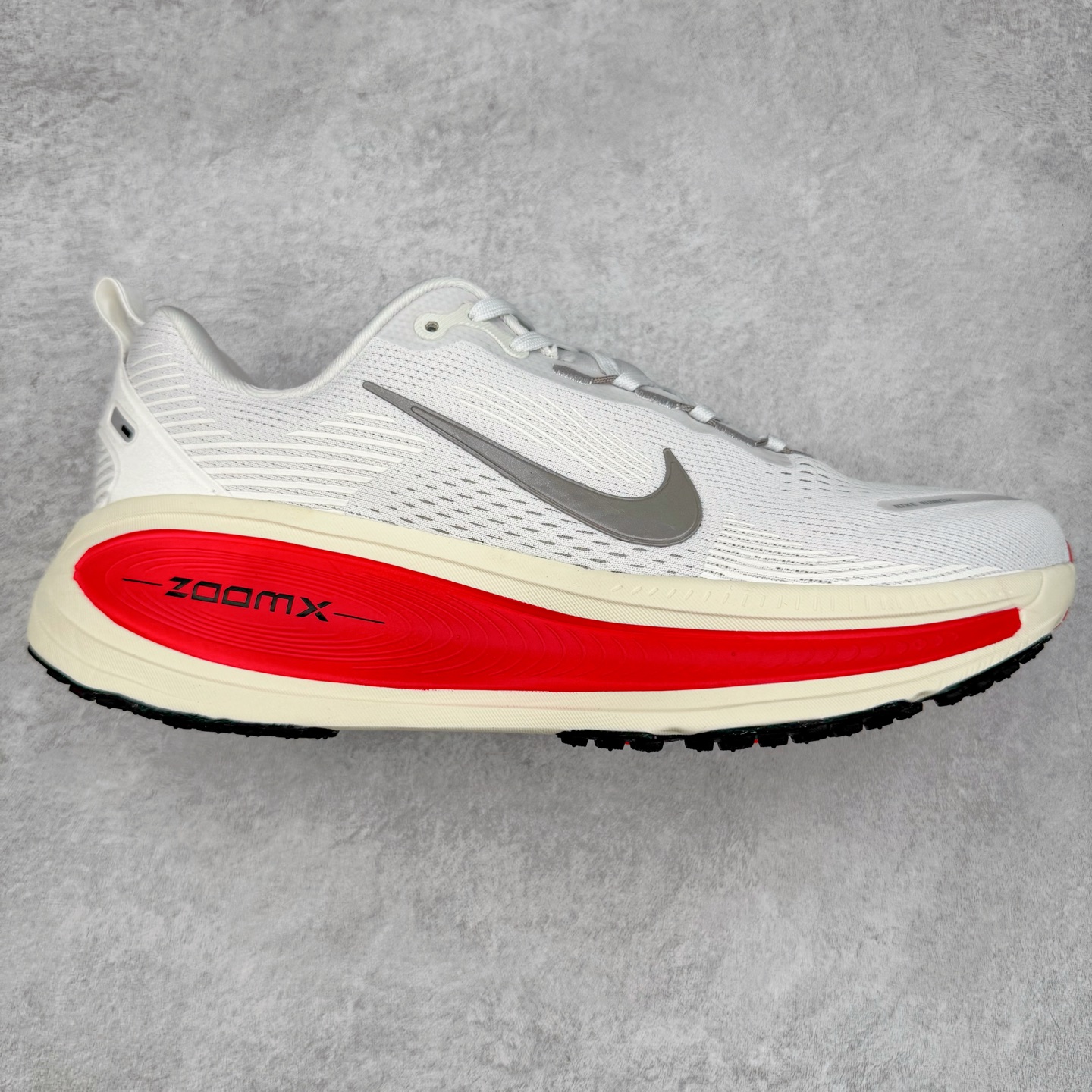 ＃纯原福利 NK Air Zoom Vomero 18 轻便舒适公路跑步鞋 HM6803-001 质感柔软 弹力充沛 助力一路畅跑 乐享不停 厚实泡绵缔造舒适的回弹效果 铸就出色跑步表现 该鞋款轻盈透气 带你步入舒适新境界 疾速刺激感和非凡舒适脚感交织 定能让跑者在迈步间找到渴望已久的跑步乐趣 自如掌控跑步节奏、配速和里程 足底缓震配置赋予双足柔软舒适感受 助你一路畅跑 缓震设计 在双足触地时有助提供舒适脚感 搭载性能出众的 ZoomX 和 Cushlon 泡绵 营造柔软舒适脚感 助你稳稳迈步 基于跑者反馈 简化中底设计 带来出色舒适感 尺码：36 36.5 37.5 38 38.5 39 40 40.5 41 42 42.5 43 44 44.5 45-选品中心