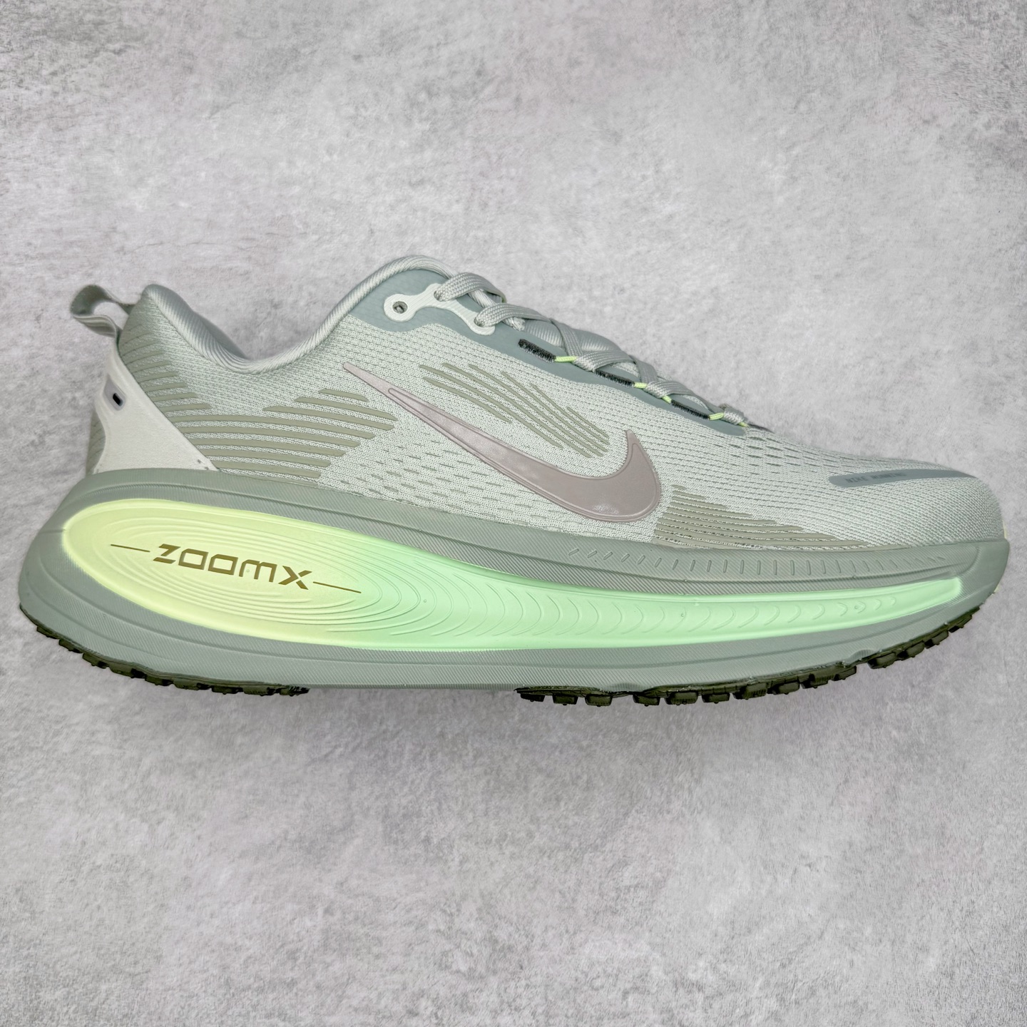 ＃纯原福利 NK Air Zoom Vomero 18 轻便舒适公路跑步鞋 HM6803-002 质感柔软 弹力充沛 助力一路畅跑 乐享不停 厚实泡绵缔造舒适的回弹效果 铸就出色跑步表现 该鞋款轻盈透气 带你步入舒适新境界 疾速刺激感和非凡舒适脚感交织 定能让跑者在迈步间找到渴望已久的跑步乐趣 自如掌控跑步节奏、配速和里程 足底缓震配置赋予双足柔软舒适感受 助你一路畅跑 缓震设计 在双足触地时有助提供舒适脚感 搭载性能出众的 ZoomX 和 Cushlon 泡绵 营造柔软舒适脚感 助你稳稳迈步 基于跑者反馈 简化中底设计 带来出色舒适感 尺码：36 36.5 37.5 38 38.5 39 40 40.5 41 42 42.5 43 44 44.5 45-选品中心