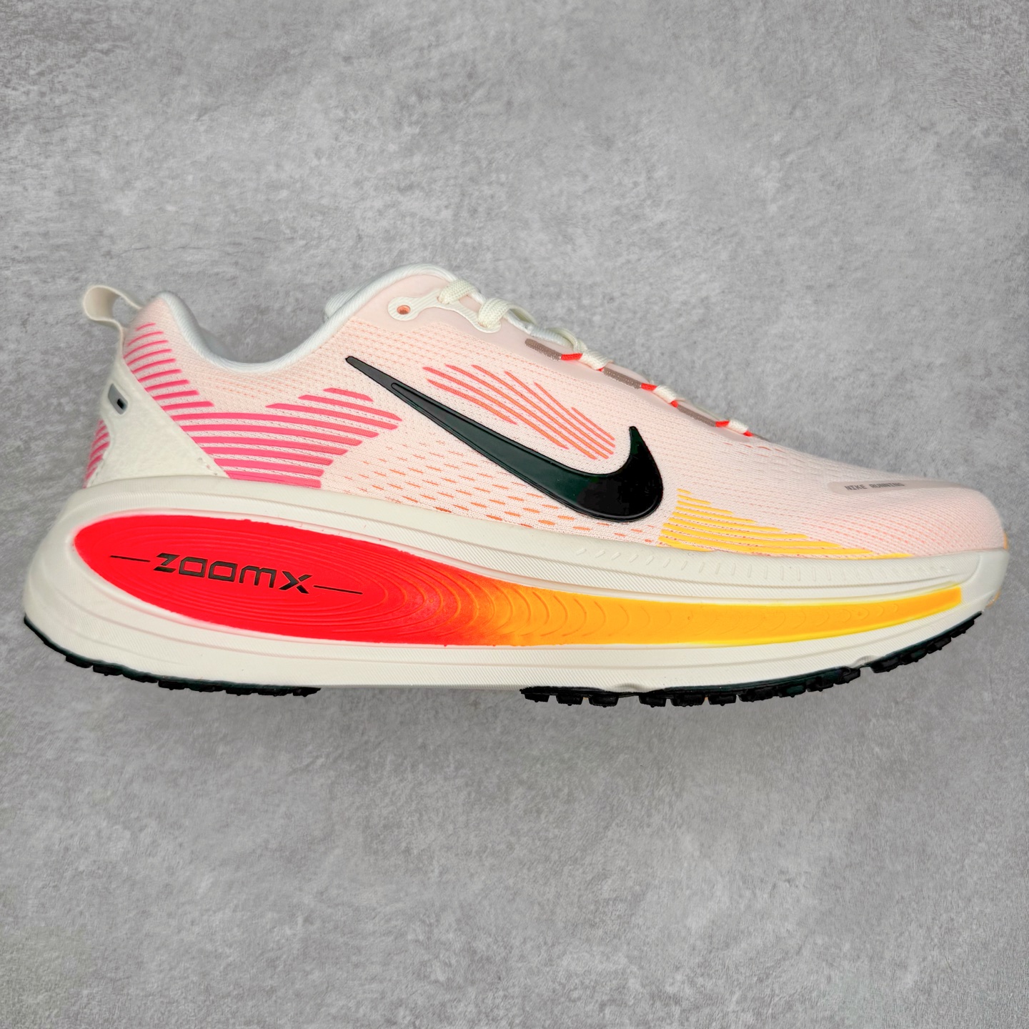 ＃纯原福利 NK Air Zoom Vomero 18 轻便舒适公路跑步鞋 HM6804-100 质感柔软 弹力充沛 助力一路畅跑 乐享不停 厚实泡绵缔造舒适的回弹效果 铸就出色跑步表现 该鞋款轻盈透气 带你步入舒适新境界 疾速刺激感和非凡舒适脚感交织 定能让跑者在迈步间找到渴望已久的跑步乐趣 自如掌控跑步节奏、配速和里程 足底缓震配置赋予双足柔软舒适感受 助你一路畅跑 缓震设计 在双足触地时有助提供舒适脚感 搭载性能出众的 ZoomX 和 Cushlon 泡绵 营造柔软舒适脚感 助你稳稳迈步 基于跑者反馈 简化中底设计 带来出色舒适感 尺码：36 36.5 37.5 38 38.5 39 40 40.5 41 42 42.5 43 44 44.5 45-选品中心