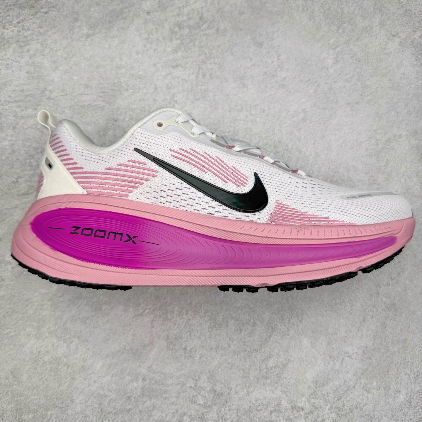 ＃纯原福利 NK Air Zoom Vomero 18 轻便舒适公路跑步鞋 HM6804-105 质感柔软 弹力充沛 助力一路畅跑 乐享不停 厚实泡绵缔造舒适的回弹效果 铸就出色跑步表现 该鞋款轻盈透气 带你步入舒适新境界 疾速刺激感和非凡舒适脚感交织 定能让跑者在迈步间找到渴望已久的跑步乐趣 自如掌控跑步节奏、配速和里程 足底缓震配置赋予双足柔软舒适感受 助你一路畅跑 缓震设计 在双足触地时有助提供舒适脚感 搭载性能出众的 ZoomX 和 Cushlon 泡绵 营造柔软舒适脚感 助你稳稳迈步 基于跑者反馈 简化中底设计 带来出色舒适感 尺码：36 36.5 37.5 38 38.5 39 40 40.5 41 42 42.5 43 44 44.5 45-选品中心