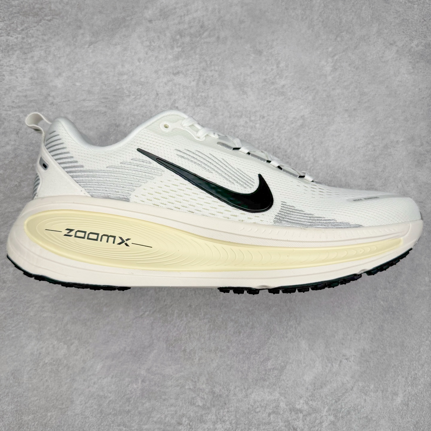 图片[5]-＃纯原福利 NK Air Zoom Vomero 18 轻便舒适公路跑步鞋 质感柔软 弹力充沛 助力一路畅跑 乐享不停 厚实泡绵缔造舒适的回弹效果 铸就出色跑步表现 该鞋款轻盈透气 带你步入舒适新境界 疾速刺激感和非凡舒适脚感交织 定能让跑者在迈步间找到渴望已久的跑步乐趣 自如掌控跑步节奏、配速和里程 足底缓震配置赋予双足柔软舒适感受 助你一路畅跑 缓震设计 在双足触地时有助提供舒适脚感 搭载性能出众的 ZoomX 和 Cushlon 泡绵 营造柔软舒适脚感 助你稳稳迈步 基于跑者反馈 简化中底设计 带来出色舒适感 尺码：36 36.5 37.5 38 38.5 39 40 40.5 41 42 42.5 43 44 44.5 45-选品中心