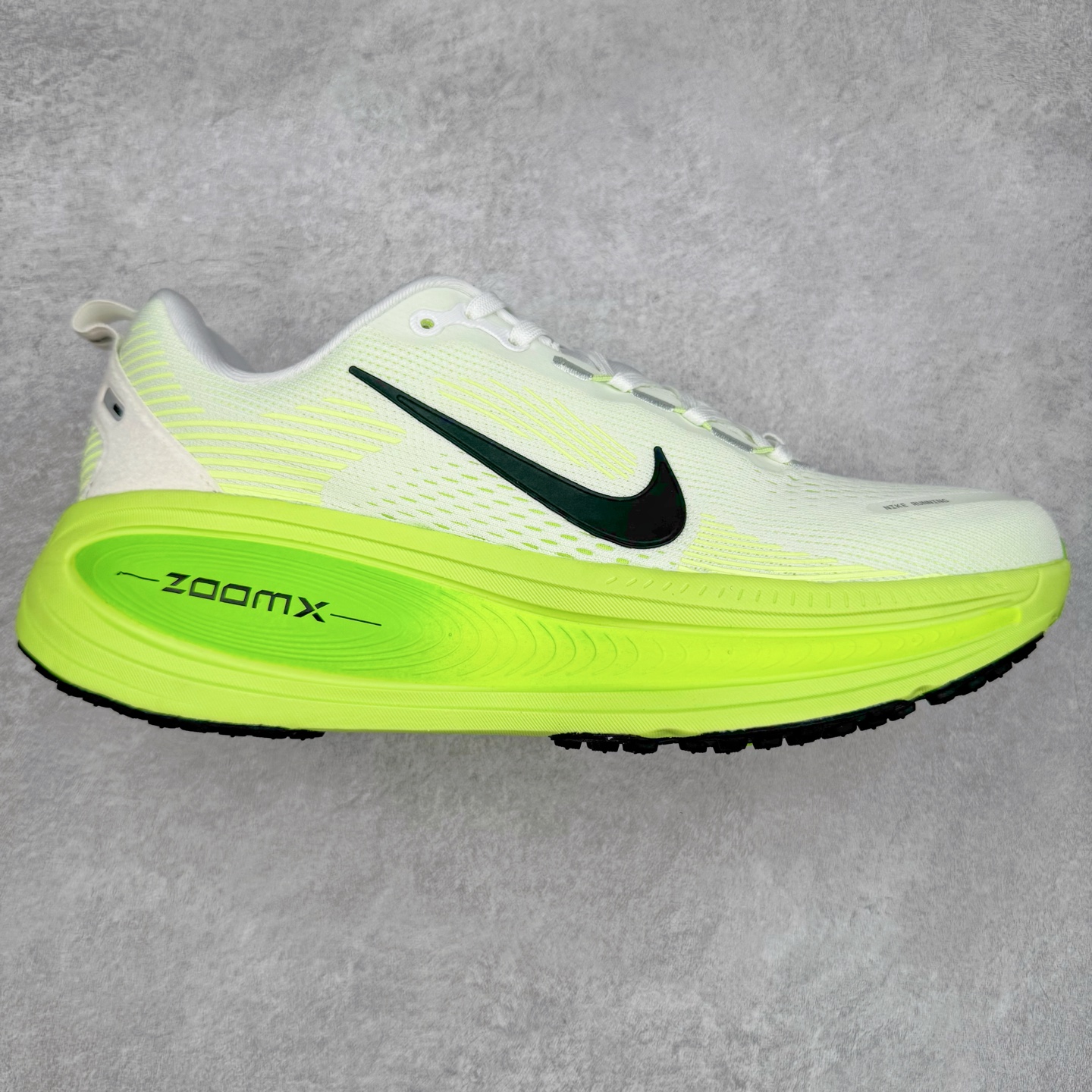 图片[4]-＃纯原福利 NK Air Zoom Vomero 18 轻便舒适公路跑步鞋 质感柔软 弹力充沛 助力一路畅跑 乐享不停 厚实泡绵缔造舒适的回弹效果 铸就出色跑步表现 该鞋款轻盈透气 带你步入舒适新境界 疾速刺激感和非凡舒适脚感交织 定能让跑者在迈步间找到渴望已久的跑步乐趣 自如掌控跑步节奏、配速和里程 足底缓震配置赋予双足柔软舒适感受 助你一路畅跑 缓震设计 在双足触地时有助提供舒适脚感 搭载性能出众的 ZoomX 和 Cushlon 泡绵 营造柔软舒适脚感 助你稳稳迈步 基于跑者反馈 简化中底设计 带来出色舒适感 尺码：36 36.5 37.5 38 38.5 39 40 40.5 41 42 42.5 43 44 44.5 45-选品中心