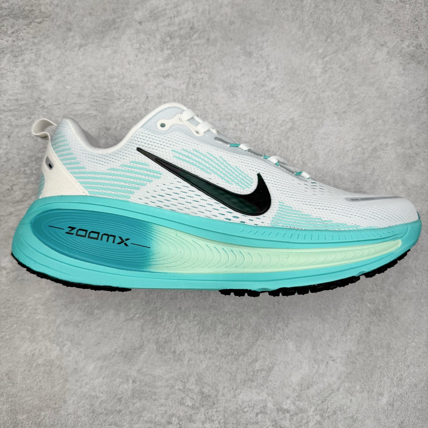 图片[3]-＃纯原福利 NK Air Zoom Vomero 18 轻便舒适公路跑步鞋 质感柔软 弹力充沛 助力一路畅跑 乐享不停 厚实泡绵缔造舒适的回弹效果 铸就出色跑步表现 该鞋款轻盈透气 带你步入舒适新境界 疾速刺激感和非凡舒适脚感交织 定能让跑者在迈步间找到渴望已久的跑步乐趣 自如掌控跑步节奏、配速和里程 足底缓震配置赋予双足柔软舒适感受 助你一路畅跑 缓震设计 在双足触地时有助提供舒适脚感 搭载性能出众的 ZoomX 和 Cushlon 泡绵 营造柔软舒适脚感 助你稳稳迈步 基于跑者反馈 简化中底设计 带来出色舒适感 尺码：36 36.5 37.5 38 38.5 39 40 40.5 41 42 42.5 43 44 44.5 45-选品中心