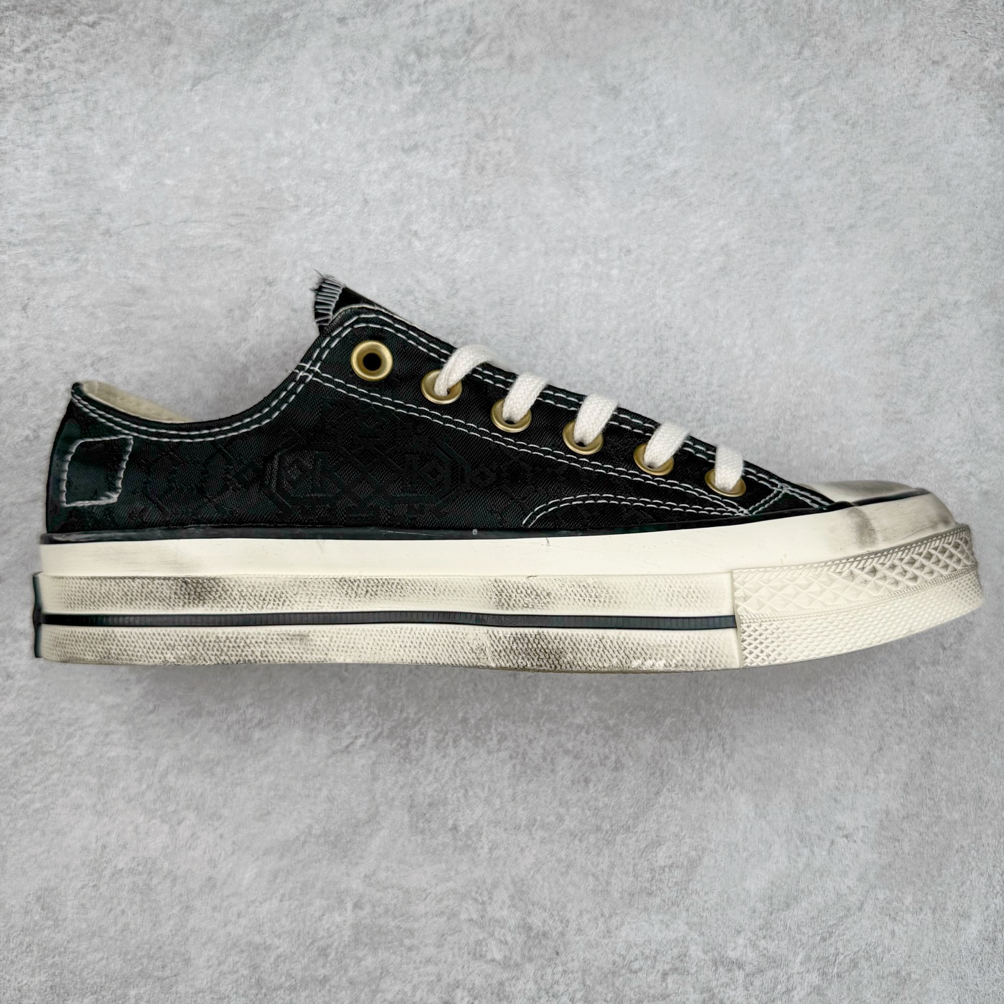 CLOT x Converse 撕撕乐 陈冠希 做旧荆棘黑丝绸 鞋身采用双层用料设计 黑色真丝绸材质覆盖鞋面 内里呈现黑荆棘图案 彰显联名 透明水晶大底印有“剪除荆棘 思树兰芳”字样 后跟外侧撕开呈现Clot经典标志 鞋身整体做旧效果突显质感复古风 铜钱扣可搭配在鞋带上 让人眼前一亮 尺码:35 36 36.5 37 37.5 38 39 39.5 40 41 41.5 42 43 44-选品中心