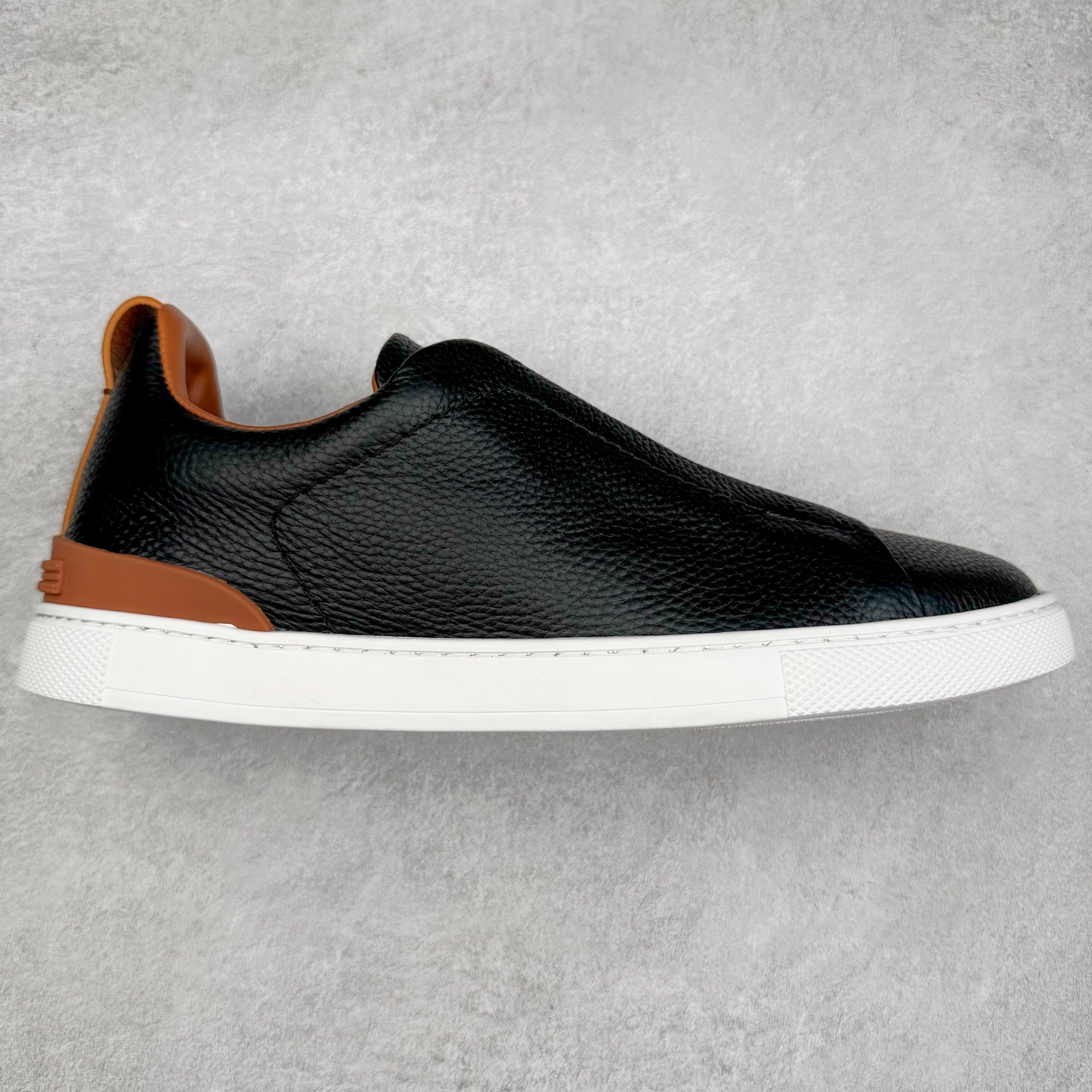 ＃零售版 Zegna Triple Stitch 杰尼亚皮革 圆头平底 低帮低帮运动鞋 摔花纹牛皮制成，饰以丰富的工艺细节，如骆马红棕色皮革嵌饰和手绘饰边。此优雅材质令这款动感十足的运动鞋转变为精致的休闲单品。耐用的橡胶鞋底可探索城市街道提供所有需的支持。版型和产品细节：摔花纹牛皮面料，双色宽罗纹针织鞋带满足不同场合搭配不同风格，小牛皮内裡，鞋垫。内底、徽标压纹皮革中底，高弹力记忆鞋垫和超轻橡胶人字纹防滑鞋底，穿着舒服不凡。鞋底周圈加车大底边线。显得匠心十足。尺码：39 40 41 42 43 44 45 46-选品中心