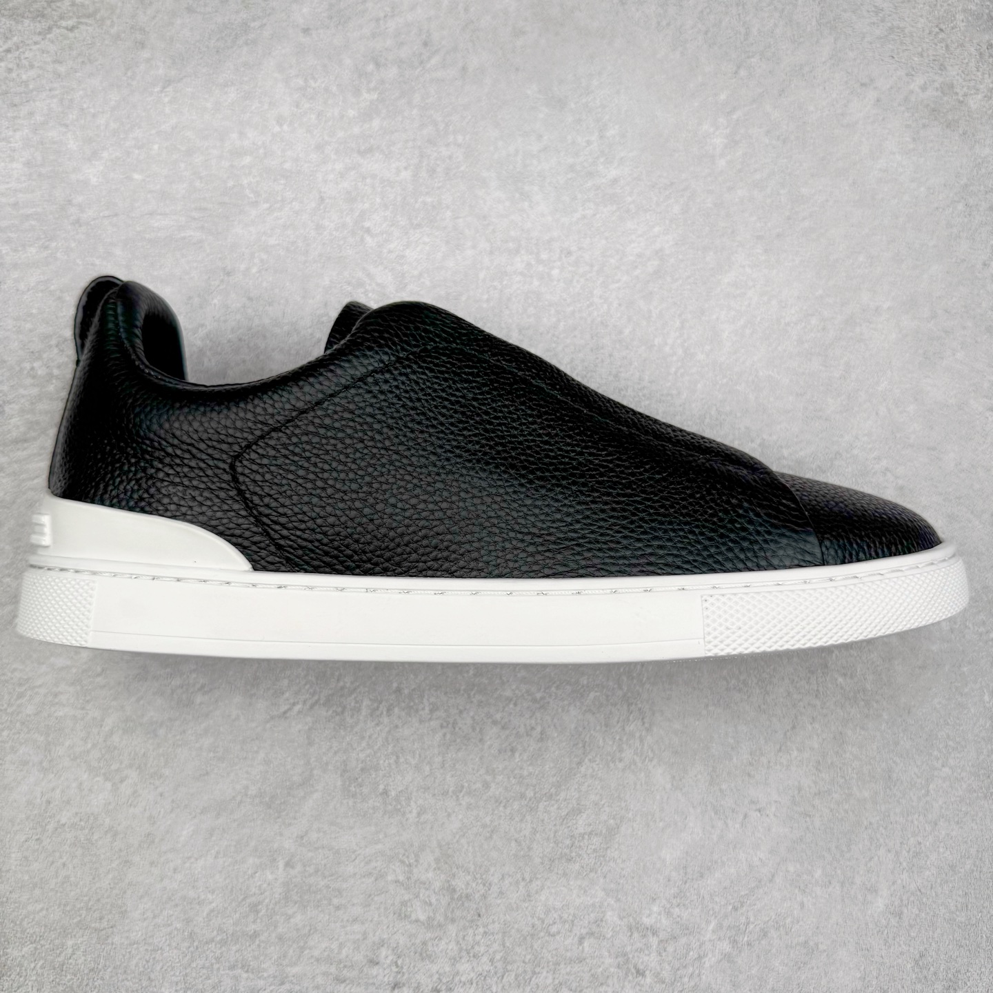 ＃零售版 Zegna Triple Stitch 杰尼亚皮革 圆头平底 低帮低帮运动鞋 摔花纹牛皮制成，饰以丰富的工艺细节，如骆马红棕色皮革嵌饰和手绘饰边。此优雅材质令这款动感十足的运动鞋转变为精致的休闲单品。耐用的橡胶鞋底可探索城市街道提供所有需的支持。版型和产品细节：摔花纹牛皮面料，双色宽罗纹针织鞋带满足不同场合搭配不同风格，小牛皮内裡，鞋垫。内底、徽标压纹皮革中底，高弹力记忆鞋垫和超轻橡胶人字纹防滑鞋底，穿着舒服不凡。鞋底周圈加车大底边线。显得匠心十足。尺码：39 40 41 42 43 44 45 46-选品中心