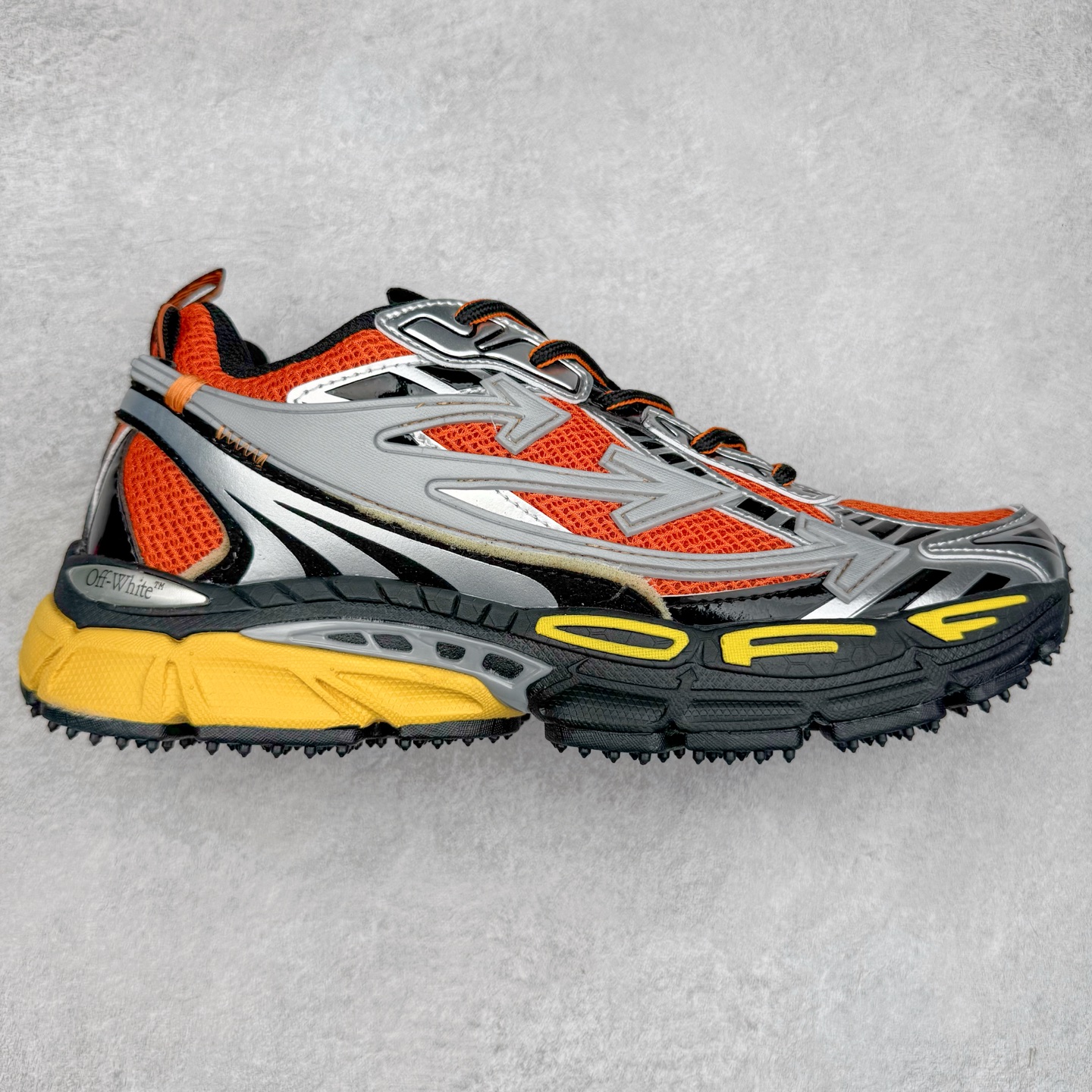 ＃KX Off-White 2024年OW最新款跑鞋 #百分百原盒正确版 原楦原纸板数据开发 4层分离大底#鞋面采用3d立体打印和多种材料拼接而成#防滑耐磨透气性轻便跑鞋 作为曾经爆火 并且定位奢潮领域的标志性品牌 Off-White 仍需要不断更新符合当下潮流时尚的复古运动鞋款，以期收获基本盘消费者的关注 此次更新的 Off-White 新款运动鞋将经典复古老爹鞋细节设计更加夸张化 并将标志性箭头设计置于显著位置 除此之外 整个系列的色彩搭配也可谓纷繁多样 总有一款适合你 Off-White最新运动鞋款估计将在未来几个月登陆品牌专柜 喜欢的朋友切莫错过 尺码：36 37 38 39 40 41 42 43 44 45 46 47-选品中心