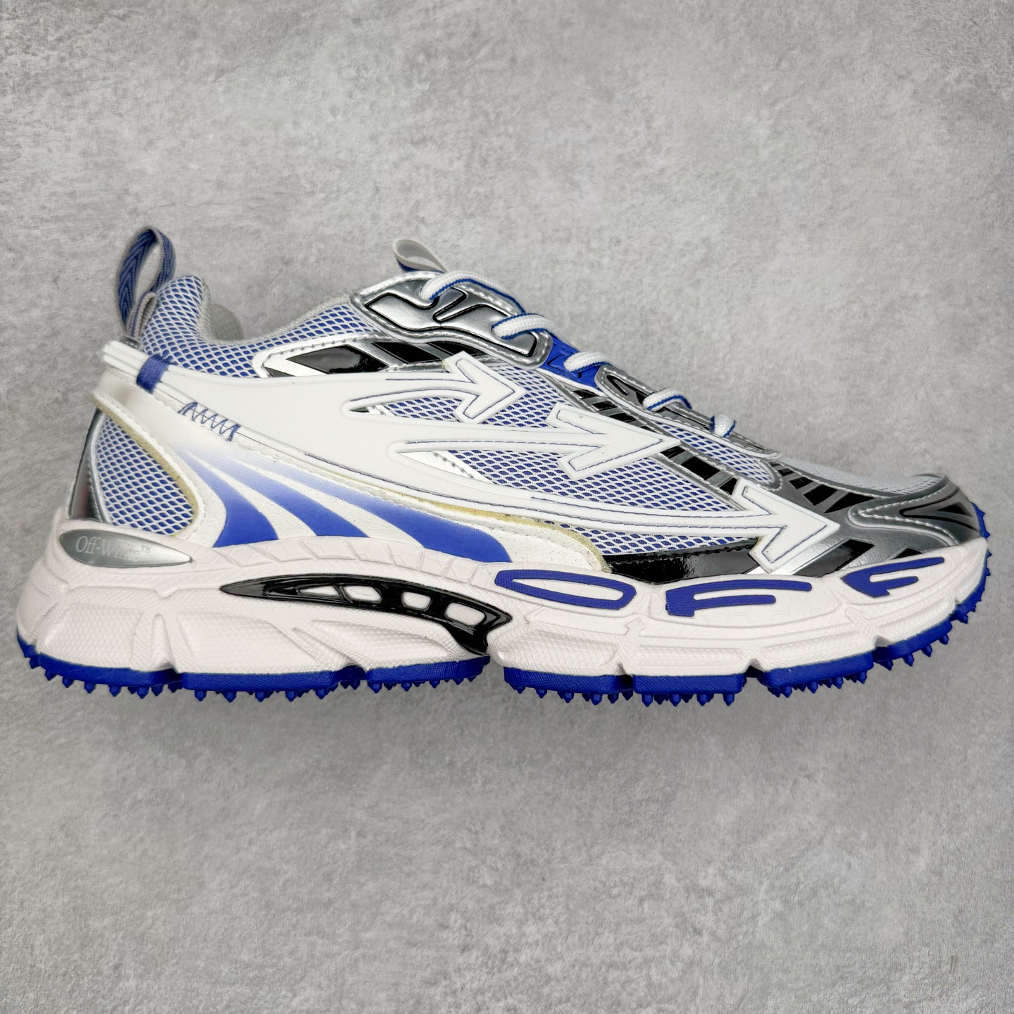 ＃KX Off-White 2024年OW最新款跑鞋 #百分百原盒正确版 原楦原纸板数据开发 4层分离大底#鞋面采用3d立体打印和多种材料拼接而成#防滑耐磨透气性轻便跑鞋 作为曾经爆火 并且定位奢潮领域的标志性品牌 Off-White 仍需要不断更新符合当下潮流时尚的复古运动鞋款，以期收获基本盘消费者的关注 此次更新的 Off-White 新款运动鞋将经典复古老爹鞋细节设计更加夸张化 并将标志性箭头设计置于显著位置 除此之外 整个系列的色彩搭配也可谓纷繁多样 总有一款适合你 Off-White最新运动鞋款估计将在未来几个月登陆品牌专柜 喜欢的朋友切莫错过 尺码：36 37 38 39 40 41 42 43 44 45 46 47-选品中心