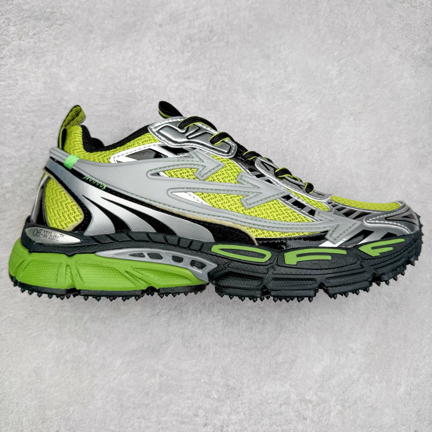 ＃KX Off-White 2024年OW最新款跑鞋 #百分百原盒正确版 原楦原纸板数据开发 4层分离大底#鞋面采用3d立体打印和多种材料拼接而成#防滑耐磨透气性轻便跑鞋 作为曾经爆火 并且定位奢潮领域的标志性品牌 Off-White 仍需要不断更新符合当下潮流时尚的复古运动鞋款，以期收获基本盘消费者的关注 此次更新的 Off-White 新款运动鞋将经典复古老爹鞋细节设计更加夸张化 并将标志性箭头设计置于显著位置 除此之外 整个系列的色彩搭配也可谓纷繁多样 总有一款适合你 Off-White最新运动鞋款估计将在未来几个月登陆品牌专柜 喜欢的朋友切莫错过 尺码：36 37 38 39 40 41 42 43 44 45 46 47-选品中心