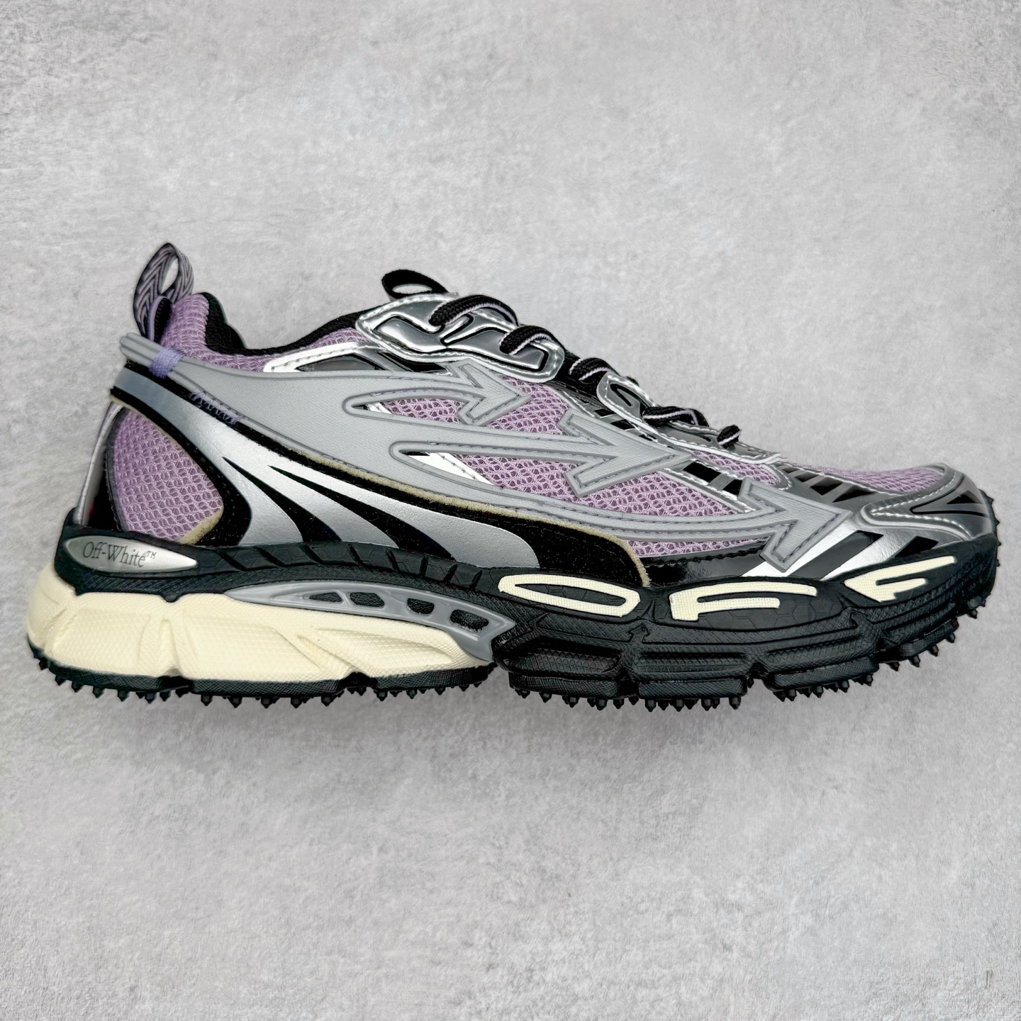 ＃KX Off-White 2024年OW最新款跑鞋 #百分百原盒正确版 原楦原纸板数据开发 4层分离大底#鞋面采用3d立体打印和多种材料拼接而成#防滑耐磨透气性轻便跑鞋 作为曾经爆火 并且定位奢潮领域的标志性品牌 Off-White 仍需要不断更新符合当下潮流时尚的复古运动鞋款，以期收获基本盘消费者的关注 此次更新的 Off-White 新款运动鞋将经典复古老爹鞋细节设计更加夸张化 并将标志性箭头设计置于显著位置 除此之外 整个系列的色彩搭配也可谓纷繁多样 总有一款适合你 Off-White最新运动鞋款估计将在未来几个月登陆品牌专柜 喜欢的朋友切莫错过 尺码：36 37 38 39 40 41 42 43 44 45 46 47-选品中心