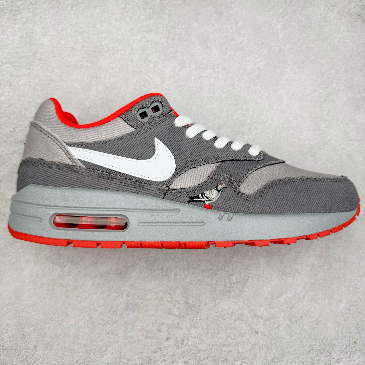 ＃超级福利 NK Air Max 1 初代复古气垫慢跑鞋 BV1977-011 由Tinker Hatfeld和Mark Parker在1987年设计 灵感来自于巴黎蓬皮杜中心 在参观了蓬皮杜中心之后提出了Air Max的标志性开窗可视气垫的理念 并将其实际开发成功 是NK史上第一双可视气垫跑鞋 凭借着Air Max气垫带来的舒适脚感和鞋面面料上的不断精进才使得Air Max 1在现如今都是复古慢跑鞋的首选 深厚的历史渊源 独特的流线形设计 极为复古的外观使得它深受鞋迷的喜爱 尺码：36 36.5 37.5 38 38.5 39 40 40.5 41 42 42.5 43 44 44.5 45 46 47.5-选品中心