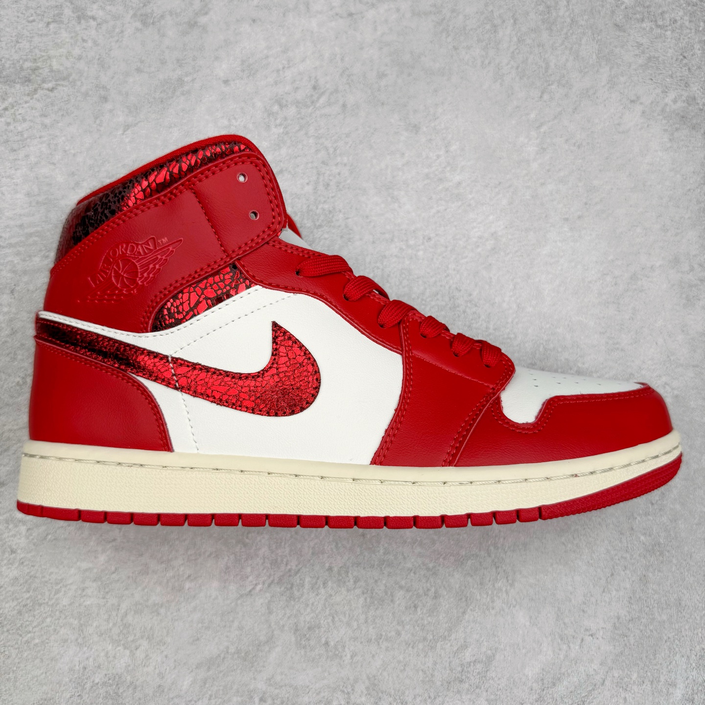 ＃K版 Air Jordan AJ1 Mid 中帮 白红 HJ9337-106 原厂内置全掌气垫 A模大底 头层小牛皮 鞋舌AJ原厂专用牛津布+AJ专用反口珍珠布+原厂无杂质高弹内里海棉 特殊封边弹力鞋带 全网唯一头层牛皮 原鞋开模 拒绝公底 购置公司同步原材料 原汁原味 忠于原版‼️尺码：36 36.5 37.5 38 38.5 39 40 40.5 41 42 42.5 43 44 44.5 45 46 47.5-选品中心