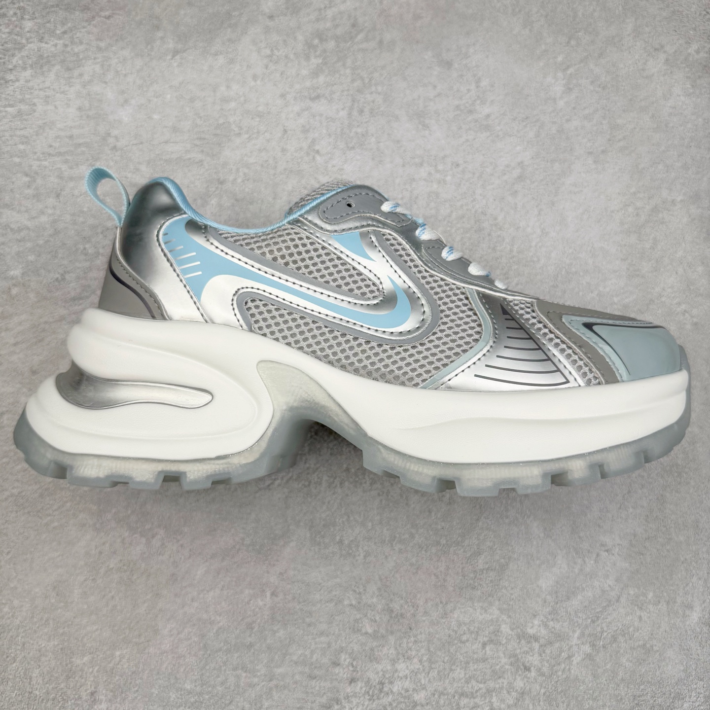 GG-CC 2025赵露思同款果冻底休闲运动厚底增高老爹鞋 广东大厂出品 原版正确大底 全新工艺升级 全套包装 配件齐全 区别市面所有版本 时髦look轻松定格 不费力展现率性氛围 高档银盒 3M反光酷帅机能风不规则设计+7cm增高厚底 大长腿既视感轻松拿捏 GGcc厚底增高简直就是小个子的快乐! 不管怎么搭都敲好看~ 尺码：35 36 37 38 39 40-选品中心