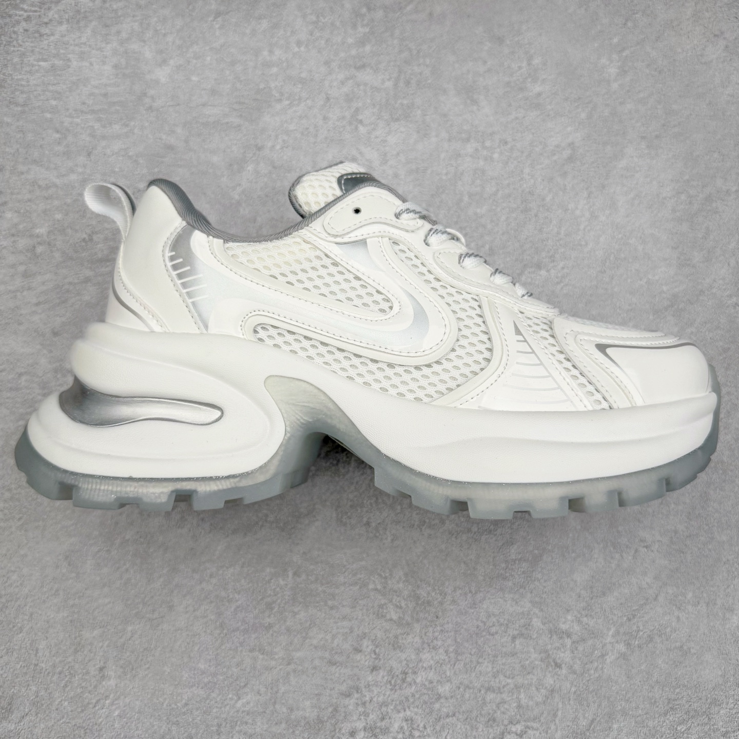 GG-CC 2025赵露思同款果冻底休闲运动厚底增高老爹鞋 广东大厂出品 原版正确大底 全新工艺升级 全套包装 配件齐全 区别市面所有版本 时髦look轻松定格 不费力展现率性氛围 高档银盒 3M反光酷帅机能风不规则设计+7cm增高厚底 大长腿既视感轻松拿捏 GGcc厚底增高简直就是小个子的快乐! 不管怎么搭都敲好看~ 尺码：35 36 37 38 39 40-选品中心