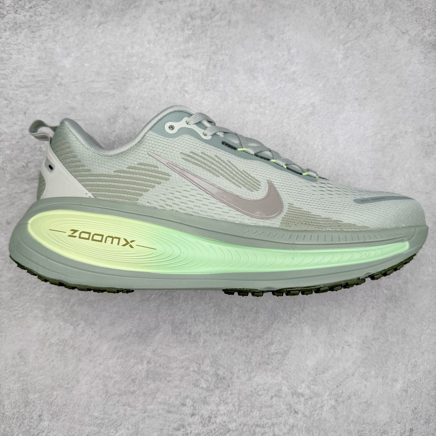 图片[7]-＃纯原福利 NK Air Zoom Vomero 18 轻便舒适公路跑步鞋 质感柔软 弹力充沛 助力一路畅跑 乐享不停 厚实泡绵缔造舒适的回弹效果 铸就出色跑步表现 该鞋款轻盈透气 带你步入舒适新境界 疾速刺激感和非凡舒适脚感交织 定能让跑者在迈步间找到渴望已久的跑步乐趣 自如掌控跑步节奏、配速和里程 足底缓震配置赋予双足柔软舒适感受 助你一路畅跑 缓震设计 在双足触地时有助提供舒适脚感 搭载性能出众的 ZoomX 和 Cushlon 泡绵 营造柔软舒适脚感 助你稳稳迈步 基于跑者反馈 简化中底设计 带来出色舒适感 尺码：36 36.5 37.5 38 38.5 39 40 40.5 41 42 42.5 43 44 44.5 45-选品中心