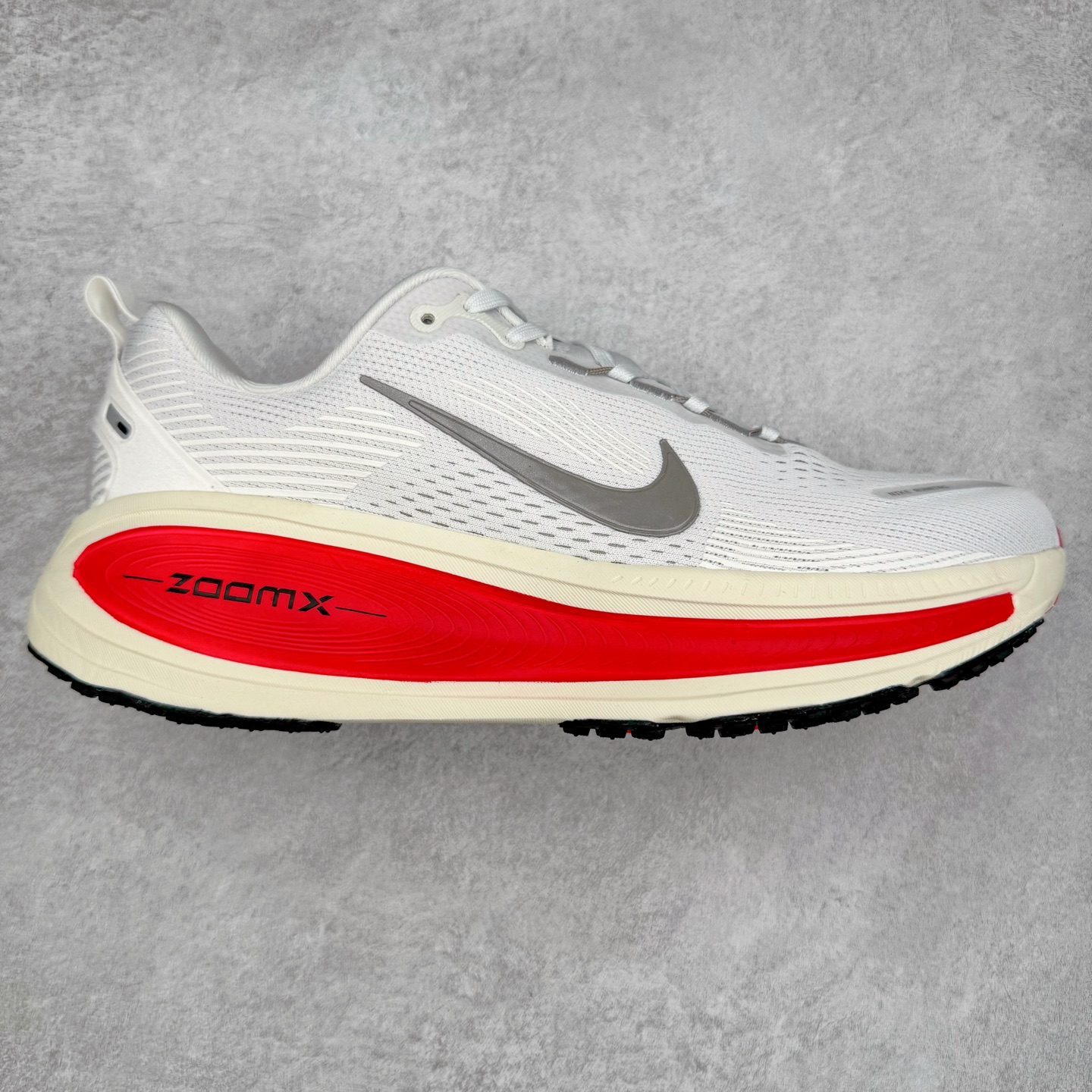 ＃纯原福利 NK Air Zoom Vomero 18 轻便舒适公路跑步鞋 质感柔软 弹力充沛 助力一路畅跑 乐享不停 厚实泡绵缔造舒适的回弹效果 铸就出色跑步表现 该鞋款轻盈透气 带你步入舒适新境界 疾速刺激感和非凡舒适脚感交织 定能让跑者在迈步间找到渴望已久的跑步乐趣 自如掌控跑步节奏、配速和里程 足底缓震配置赋予双足柔软舒适感受 助你一路畅跑 缓震设计 在双足触地时有助提供舒适脚感 搭载性能出众的 ZoomX 和 Cushlon 泡绵 营造柔软舒适脚感 助你稳稳迈步 基于跑者反馈 简化中底设计 带来出色舒适感 尺码：36 36.5 37.5 38 38.5 39 40 40.5 41 42 42.5 43 44 44.5 45-选品中心