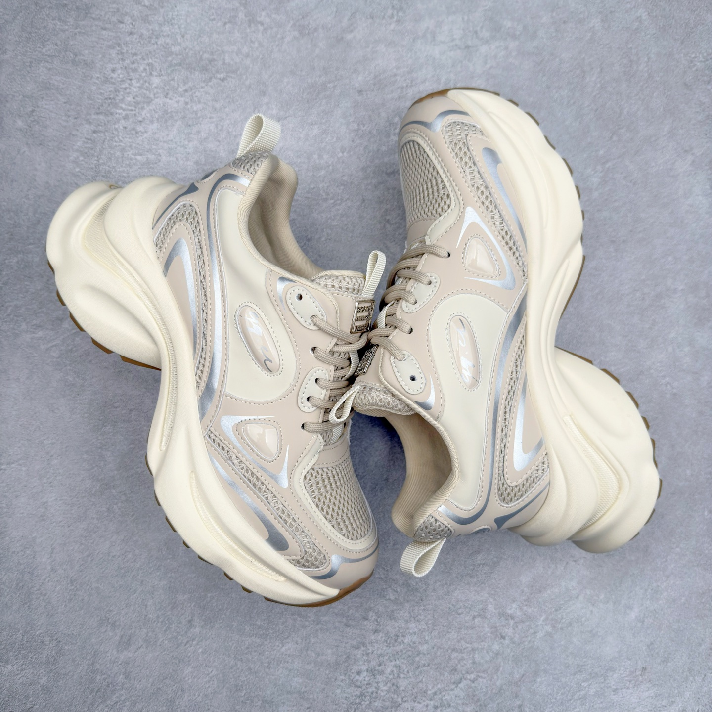 图片[3]-GG-CC白鹿同款老爹鞋 舒适百搭厚底春季新款女士休闲运动鞋系列 #广东大厂出品 完美细节 大长腿时髦look轻松定格 不费力展现率性氛围 酷帅机能风不规则设计大底 GGCC拼色造型设计 轻便舒适百搭 不管怎么搭都敲好看~ 尺码：35 36 37 38 39 40-选品中心