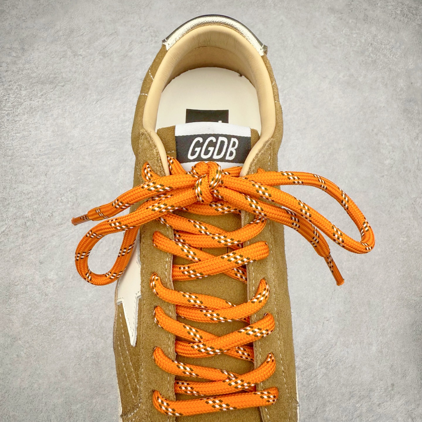 图片[5]-＃广顶福利 Golden Goose True-Star GGDB复古做旧牛皮圆头系带低帮生活休闲鞋 此款拥有舒适的鞋面，具有很好的延展性，后跟采用柔软材质能够舒适贴合脚踝，穿着轻松，让您在平时生活中有舒适和轻松的体验。夫妻组合 Alessandro Gallo 和 Francesca Rinaldo 的创作灵感汲取自艺术以及故乡威尼斯。其所创立的 Golden Goose 在结合传统意大利工艺的基础之上，又在系列中融合了率性前卫的风格。品牌时髦的精裁服饰和金属感皮革运动鞋则是不容错过的时尚单品。尺码：36 37 38 39-选品中心