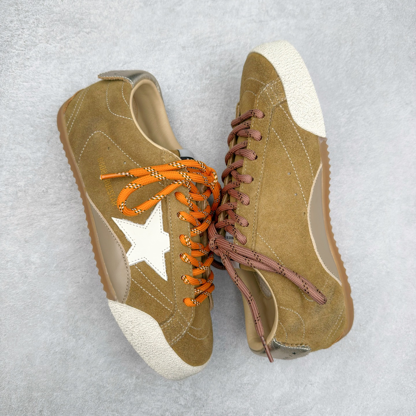 图片[3]-＃广顶福利 Golden Goose True-Star GGDB复古做旧牛皮圆头系带低帮生活休闲鞋 此款拥有舒适的鞋面，具有很好的延展性，后跟采用柔软材质能够舒适贴合脚踝，穿着轻松，让您在平时生活中有舒适和轻松的体验。夫妻组合 Alessandro Gallo 和 Francesca Rinaldo 的创作灵感汲取自艺术以及故乡威尼斯。其所创立的 Golden Goose 在结合传统意大利工艺的基础之上，又在系列中融合了率性前卫的风格。品牌时髦的精裁服饰和金属感皮革运动鞋则是不容错过的时尚单品。尺码：36 37 38 39-选品中心