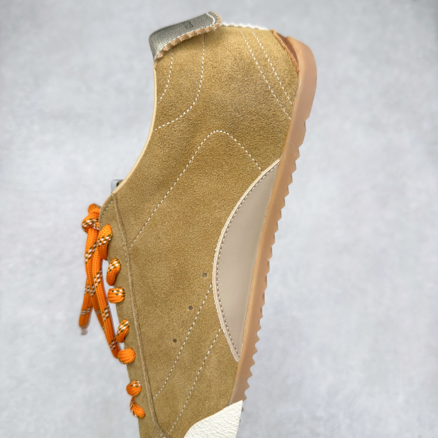 图片[7]-＃广顶福利 Golden Goose True-Star GGDB复古做旧牛皮圆头系带低帮生活休闲鞋 此款拥有舒适的鞋面，具有很好的延展性，后跟采用柔软材质能够舒适贴合脚踝，穿着轻松，让您在平时生活中有舒适和轻松的体验。夫妻组合 Alessandro Gallo 和 Francesca Rinaldo 的创作灵感汲取自艺术以及故乡威尼斯。其所创立的 Golden Goose 在结合传统意大利工艺的基础之上，又在系列中融合了率性前卫的风格。品牌时髦的精裁服饰和金属感皮革运动鞋则是不容错过的时尚单品。尺码：36 37 38 39-选品中心