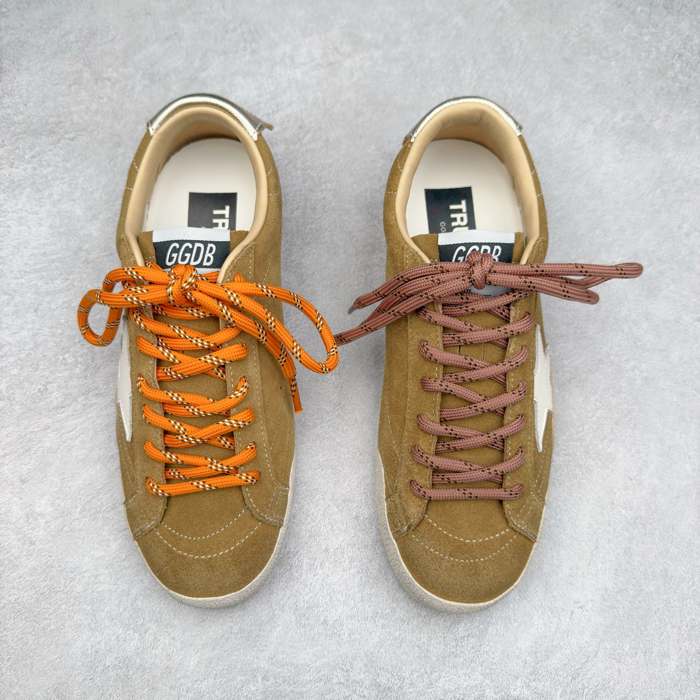 图片[2]-＃广顶福利 Golden Goose True-Star GGDB复古做旧牛皮圆头系带低帮生活休闲鞋 此款拥有舒适的鞋面，具有很好的延展性，后跟采用柔软材质能够舒适贴合脚踝，穿着轻松，让您在平时生活中有舒适和轻松的体验。夫妻组合 Alessandro Gallo 和 Francesca Rinaldo 的创作灵感汲取自艺术以及故乡威尼斯。其所创立的 Golden Goose 在结合传统意大利工艺的基础之上，又在系列中融合了率性前卫的风格。品牌时髦的精裁服饰和金属感皮革运动鞋则是不容错过的时尚单品。尺码：36 37 38 39-选品中心