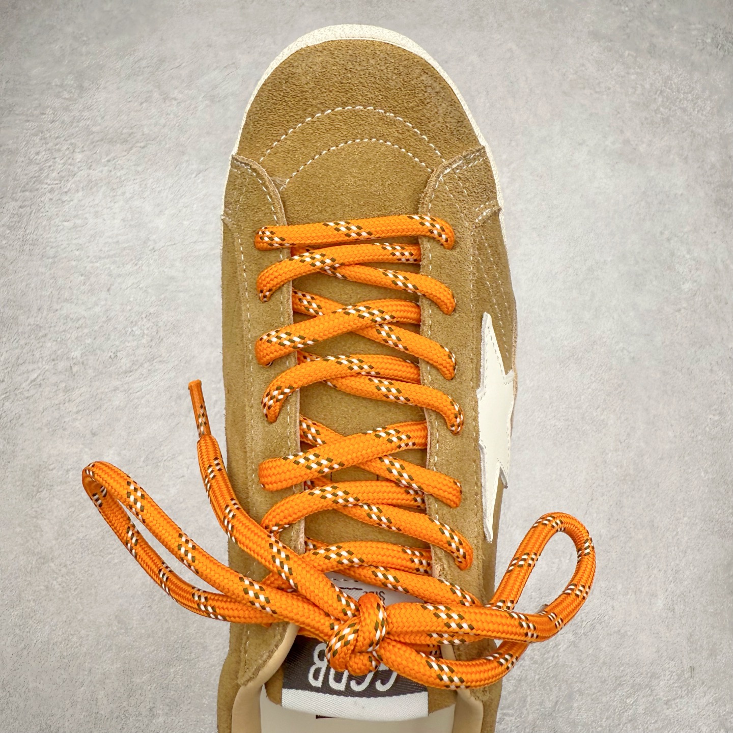 图片[4]-＃广顶福利 Golden Goose True-Star GGDB复古做旧牛皮圆头系带低帮生活休闲鞋 此款拥有舒适的鞋面，具有很好的延展性，后跟采用柔软材质能够舒适贴合脚踝，穿着轻松，让您在平时生活中有舒适和轻松的体验。夫妻组合 Alessandro Gallo 和 Francesca Rinaldo 的创作灵感汲取自艺术以及故乡威尼斯。其所创立的 Golden Goose 在结合传统意大利工艺的基础之上，又在系列中融合了率性前卫的风格。品牌时髦的精裁服饰和金属感皮革运动鞋则是不容错过的时尚单品。尺码：36 37 38 39-选品中心