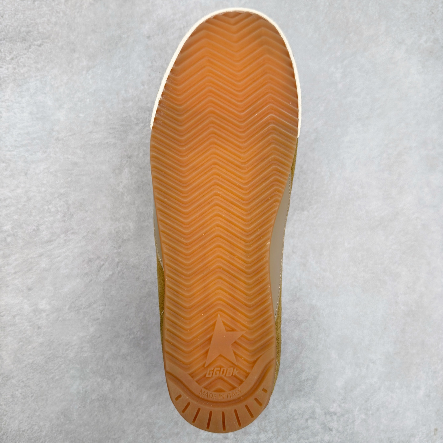 图片[9]-＃广顶福利 Golden Goose True-Star GGDB复古做旧牛皮圆头系带低帮生活休闲鞋 此款拥有舒适的鞋面，具有很好的延展性，后跟采用柔软材质能够舒适贴合脚踝，穿着轻松，让您在平时生活中有舒适和轻松的体验。夫妻组合 Alessandro Gallo 和 Francesca Rinaldo 的创作灵感汲取自艺术以及故乡威尼斯。其所创立的 Golden Goose 在结合传统意大利工艺的基础之上，又在系列中融合了率性前卫的风格。品牌时髦的精裁服饰和金属感皮革运动鞋则是不容错过的时尚单品。尺码：36 37 38 39-选品中心