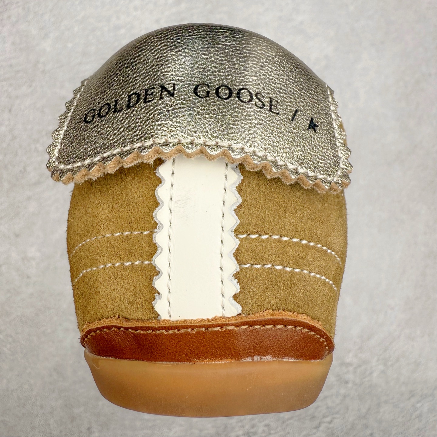 图片[8]-＃广顶福利 Golden Goose True-Star GGDB复古做旧牛皮圆头系带低帮生活休闲鞋 此款拥有舒适的鞋面，具有很好的延展性，后跟采用柔软材质能够舒适贴合脚踝，穿着轻松，让您在平时生活中有舒适和轻松的体验。夫妻组合 Alessandro Gallo 和 Francesca Rinaldo 的创作灵感汲取自艺术以及故乡威尼斯。其所创立的 Golden Goose 在结合传统意大利工艺的基础之上，又在系列中融合了率性前卫的风格。品牌时髦的精裁服饰和金属感皮革运动鞋则是不容错过的时尚单品。尺码：36 37 38 39-选品中心