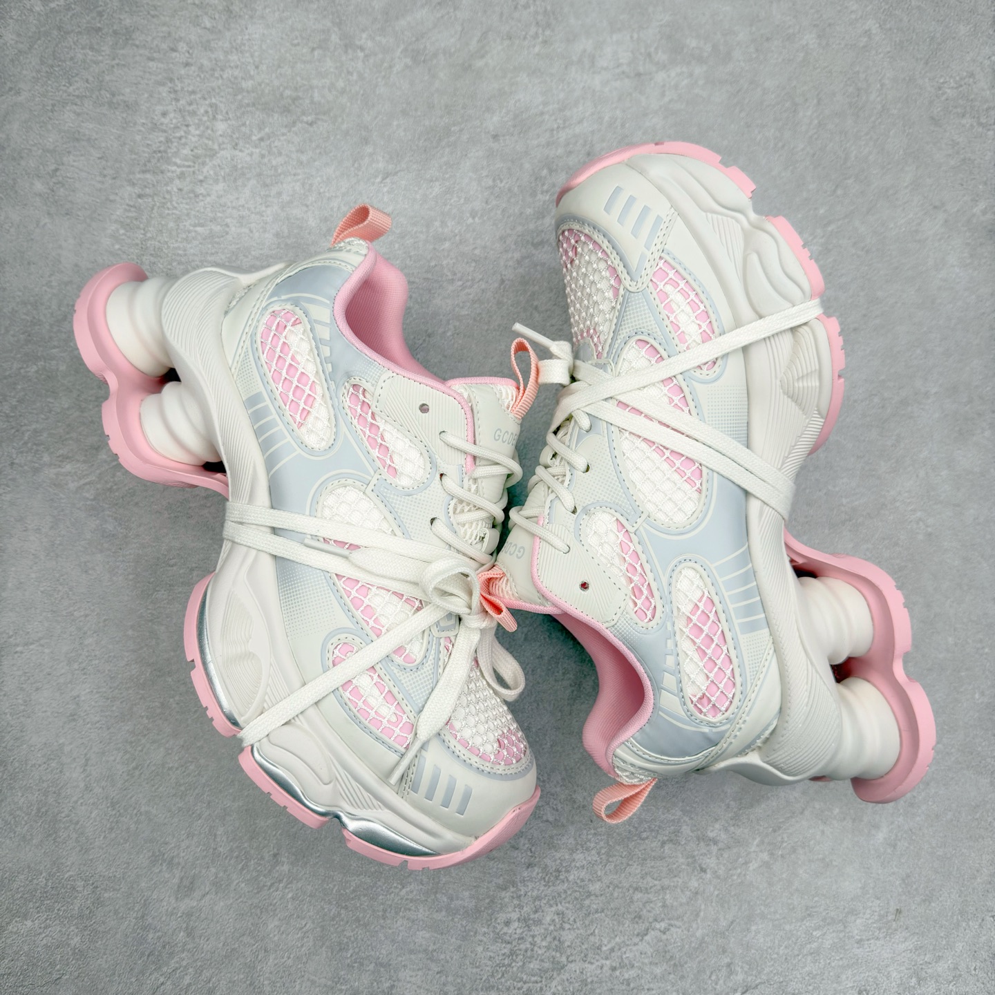 图片[3]-GG-CC 林允同款 5CM厚底增高 星河粒子 银白色 银角大王 月牙底绑带镂空老爹鞋 春日踏青舒适度和少女感GGCC 德训鞋界的白月光🌙 银白配色好温柔 镂空鞋面/侧边绑带/三层组合月牙底 柔软有弹性的月牙底和增加舒适度显腿长的5cm内增高 长时间走路和站立都不累脚舒适度和少女感 尺码：35 36 37 38 39 40-选品中心