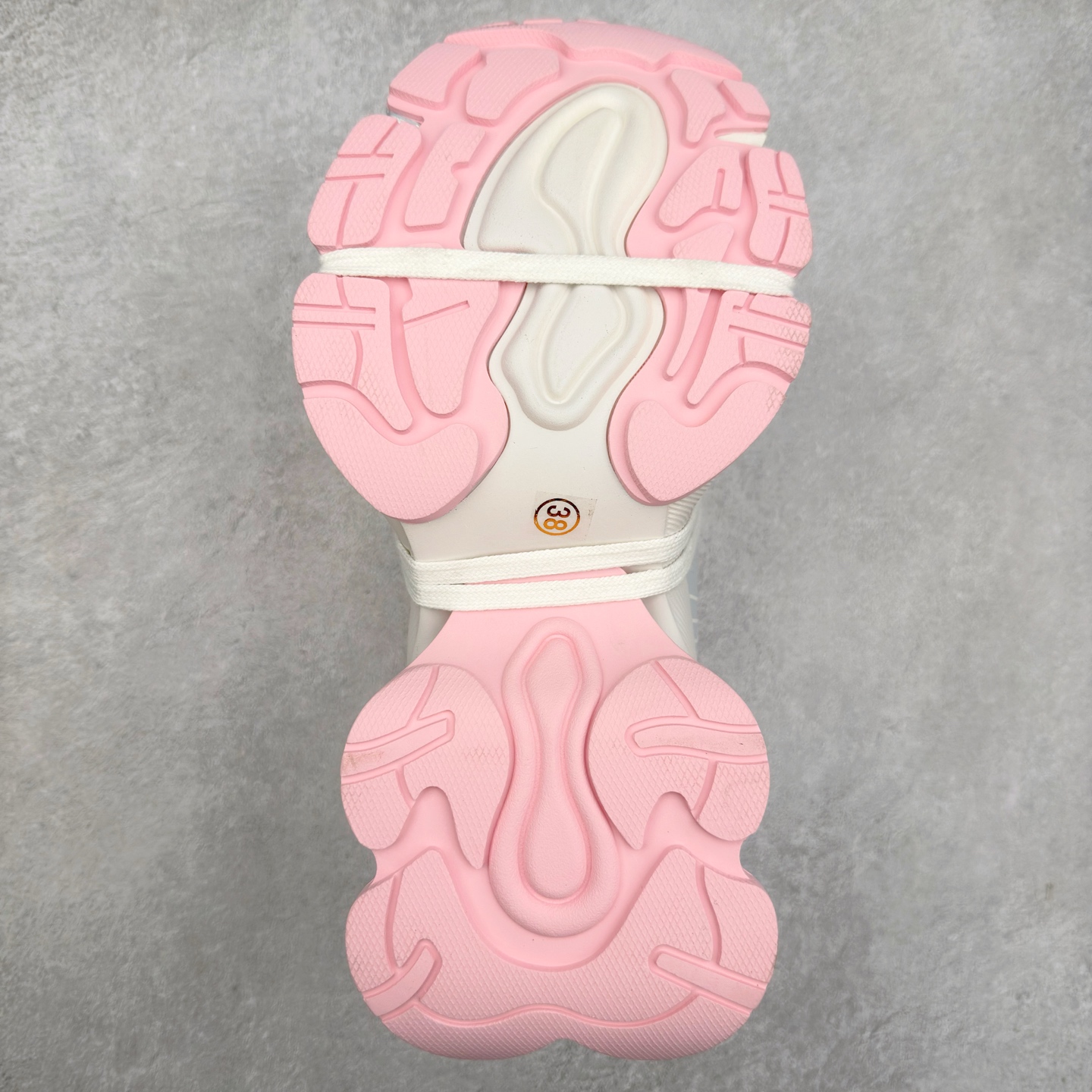 图片[9]-GG-CC 林允同款 5CM厚底增高 星河粒子 银白色 银角大王 月牙底绑带镂空老爹鞋 春日踏青舒适度和少女感GGCC 德训鞋界的白月光🌙 银白配色好温柔 镂空鞋面/侧边绑带/三层组合月牙底 柔软有弹性的月牙底和增加舒适度显腿长的5cm内增高 长时间走路和站立都不累脚舒适度和少女感 尺码：35 36 37 38 39 40-选品中心