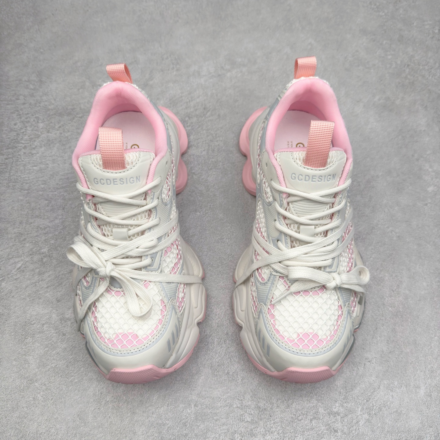 图片[2]-GG-CC 林允同款 5CM厚底增高 星河粒子 银白色 银角大王 月牙底绑带镂空老爹鞋 春日踏青舒适度和少女感GGCC 德训鞋界的白月光🌙 银白配色好温柔 镂空鞋面/侧边绑带/三层组合月牙底 柔软有弹性的月牙底和增加舒适度显腿长的5cm内增高 长时间走路和站立都不累脚舒适度和少女感 尺码：35 36 37 38 39 40-选品中心