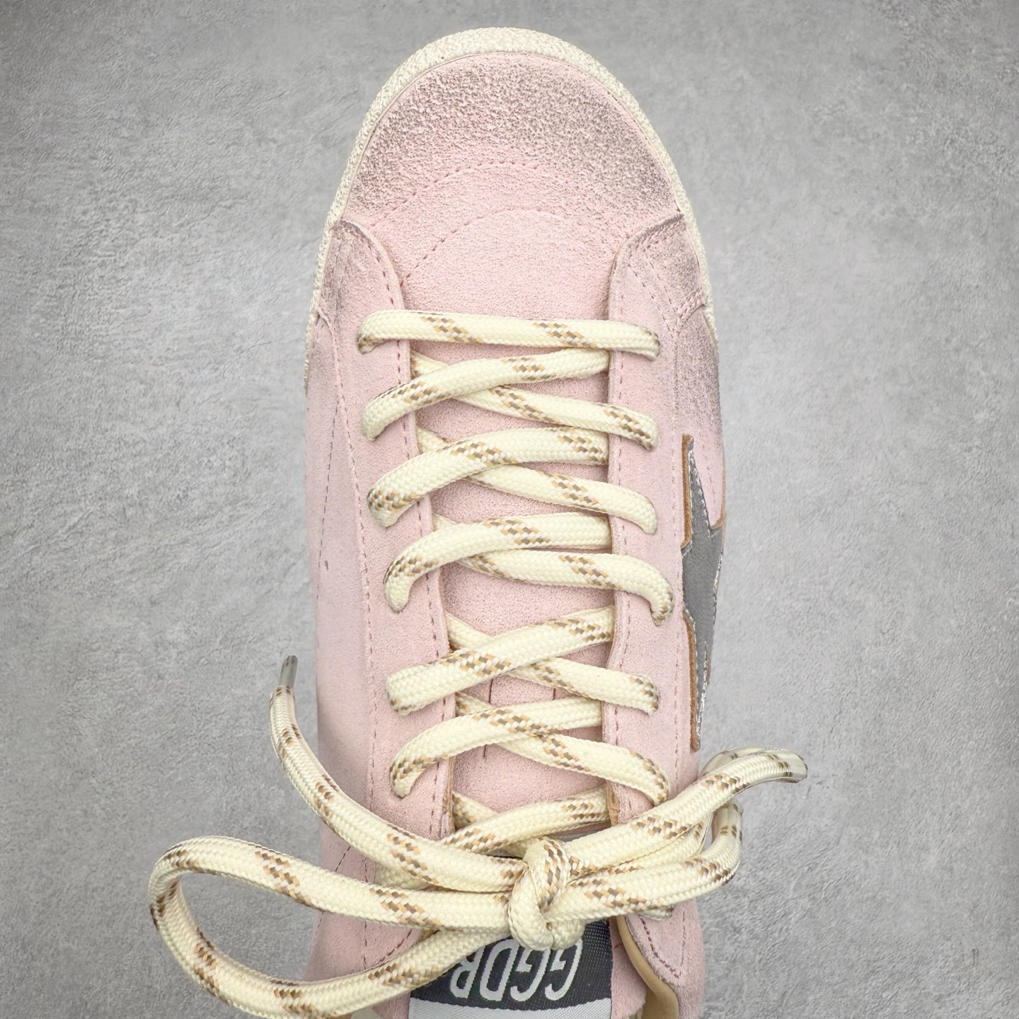 图片[4]-＃广顶福利 Golden Goose True-Star GGDB复古做旧牛皮圆头系带低帮生活休闲鞋 此款拥有舒适的鞋面，具有很好的延展性，后跟采用柔软材质能够舒适贴合脚踝，穿着轻松，让您在平时生活中有舒适和轻松的体验。夫妻组合 Alessandro Gallo 和 Francesca Rinaldo 的创作灵感汲取自艺术以及故乡威尼斯。其所创立的 Golden Goose 在结合传统意大利工艺的基础之上，又在系列中融合了率性前卫的风格。品牌时髦的精裁服饰和金属感皮革运动鞋则是不容错过的时尚单品。尺码：38 39-选品中心