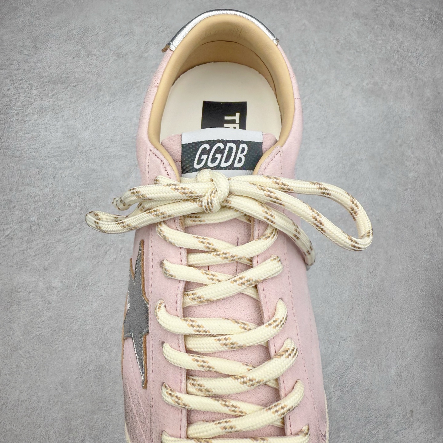 图片[5]-＃广顶福利 Golden Goose True-Star GGDB复古做旧牛皮圆头系带低帮生活休闲鞋 此款拥有舒适的鞋面，具有很好的延展性，后跟采用柔软材质能够舒适贴合脚踝，穿着轻松，让您在平时生活中有舒适和轻松的体验。夫妻组合 Alessandro Gallo 和 Francesca Rinaldo 的创作灵感汲取自艺术以及故乡威尼斯。其所创立的 Golden Goose 在结合传统意大利工艺的基础之上，又在系列中融合了率性前卫的风格。品牌时髦的精裁服饰和金属感皮革运动鞋则是不容错过的时尚单品。尺码：38 39-选品中心