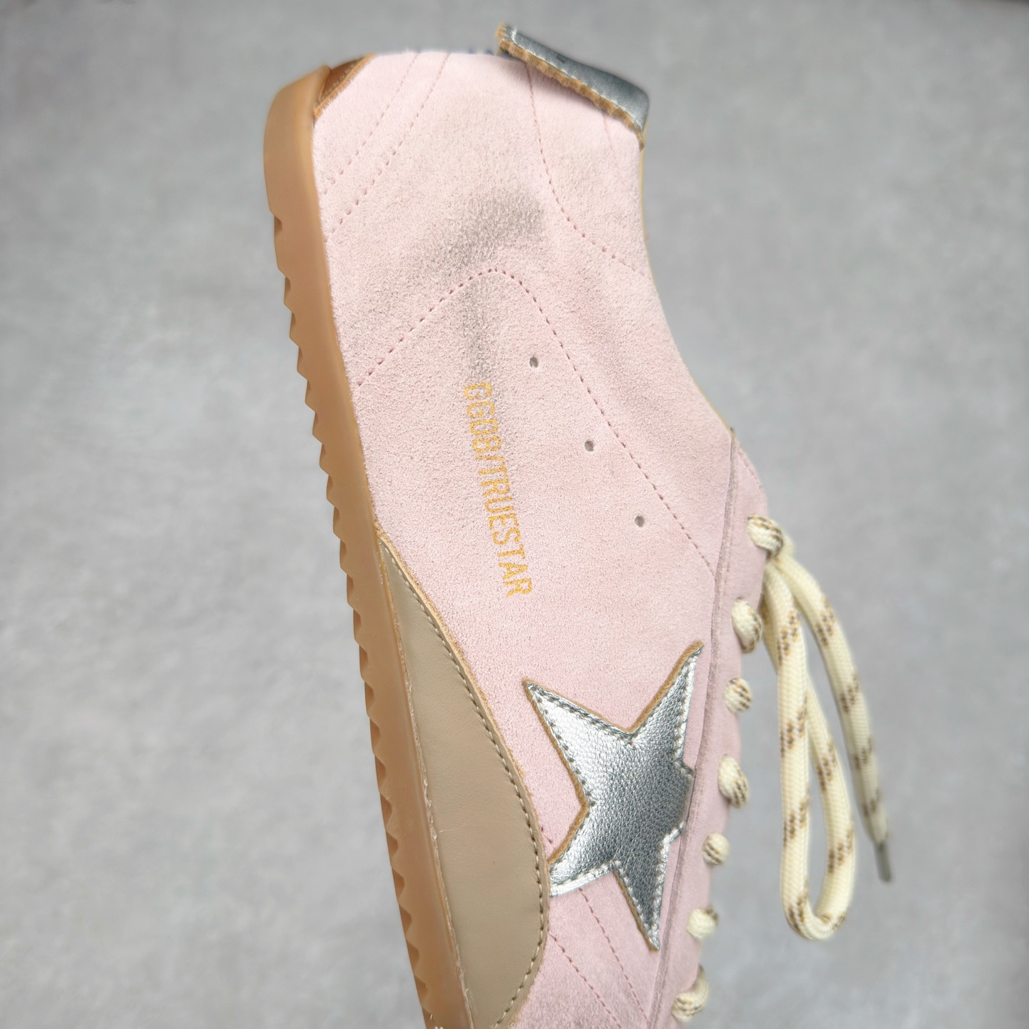 图片[6]-＃广顶福利 Golden Goose True-Star GGDB复古做旧牛皮圆头系带低帮生活休闲鞋 此款拥有舒适的鞋面，具有很好的延展性，后跟采用柔软材质能够舒适贴合脚踝，穿着轻松，让您在平时生活中有舒适和轻松的体验。夫妻组合 Alessandro Gallo 和 Francesca Rinaldo 的创作灵感汲取自艺术以及故乡威尼斯。其所创立的 Golden Goose 在结合传统意大利工艺的基础之上，又在系列中融合了率性前卫的风格。品牌时髦的精裁服饰和金属感皮革运动鞋则是不容错过的时尚单品。尺码：38 39-选品中心