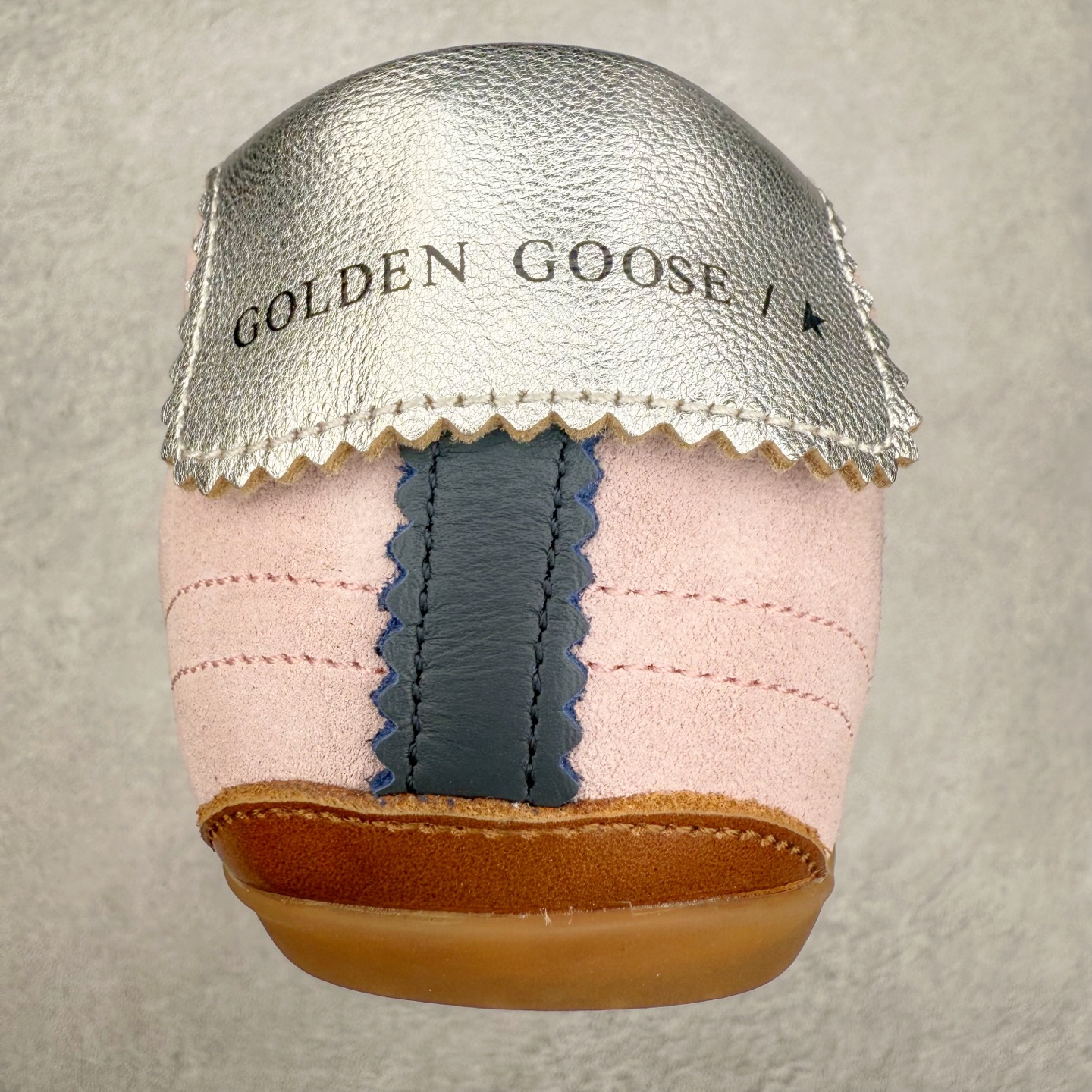 图片[8]-＃广顶福利 Golden Goose True-Star GGDB复古做旧牛皮圆头系带低帮生活休闲鞋 此款拥有舒适的鞋面，具有很好的延展性，后跟采用柔软材质能够舒适贴合脚踝，穿着轻松，让您在平时生活中有舒适和轻松的体验。夫妻组合 Alessandro Gallo 和 Francesca Rinaldo 的创作灵感汲取自艺术以及故乡威尼斯。其所创立的 Golden Goose 在结合传统意大利工艺的基础之上，又在系列中融合了率性前卫的风格。品牌时髦的精裁服饰和金属感皮革运动鞋则是不容错过的时尚单品。尺码：38 39-选品中心