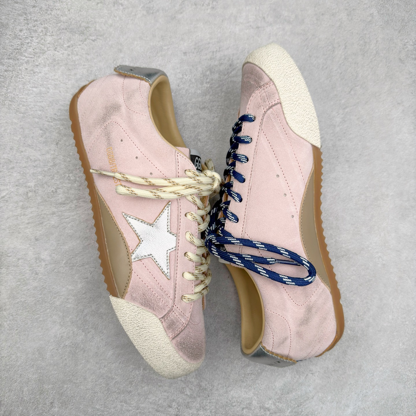 图片[3]-＃广顶福利 Golden Goose True-Star GGDB复古做旧牛皮圆头系带低帮生活休闲鞋 此款拥有舒适的鞋面，具有很好的延展性，后跟采用柔软材质能够舒适贴合脚踝，穿着轻松，让您在平时生活中有舒适和轻松的体验。夫妻组合 Alessandro Gallo 和 Francesca Rinaldo 的创作灵感汲取自艺术以及故乡威尼斯。其所创立的 Golden Goose 在结合传统意大利工艺的基础之上，又在系列中融合了率性前卫的风格。品牌时髦的精裁服饰和金属感皮革运动鞋则是不容错过的时尚单品。尺码：38 39-选品中心